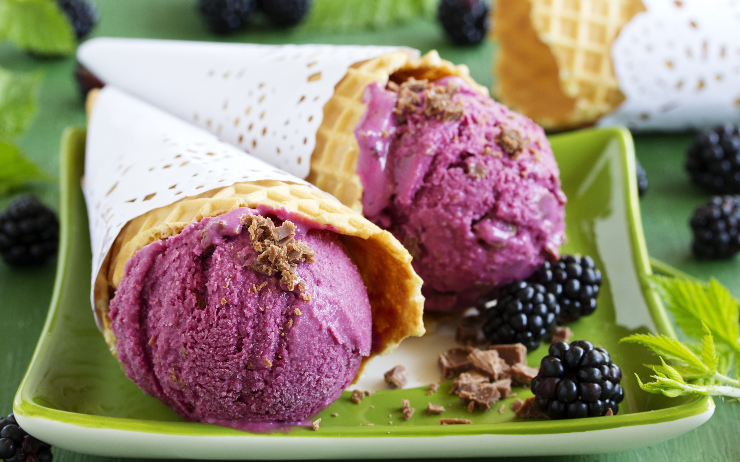 Мороженое из ежевики в вафельном рожке