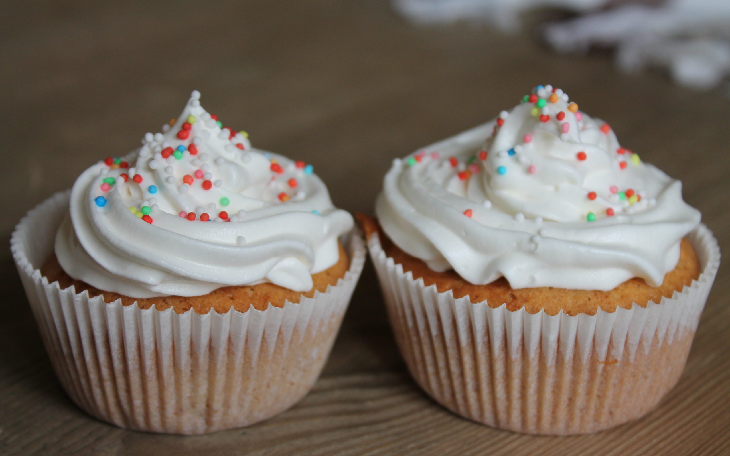 Кексы с кремом и посыпкой