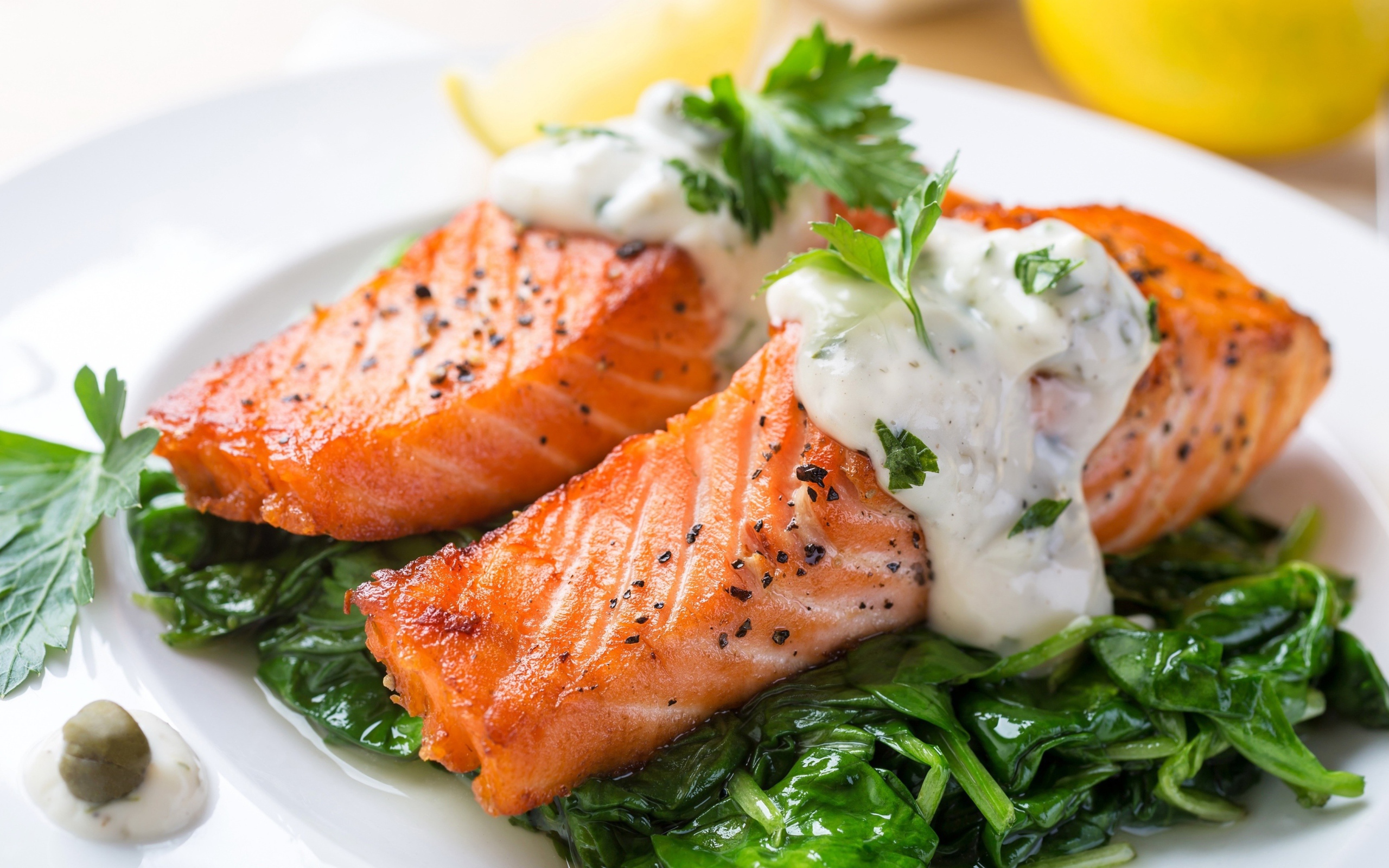 Красная рыба со шпинатом и соусом