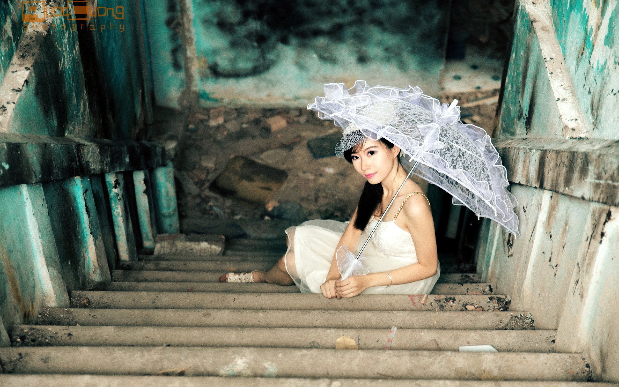 Азиатская девушка с кружевным зонтиком