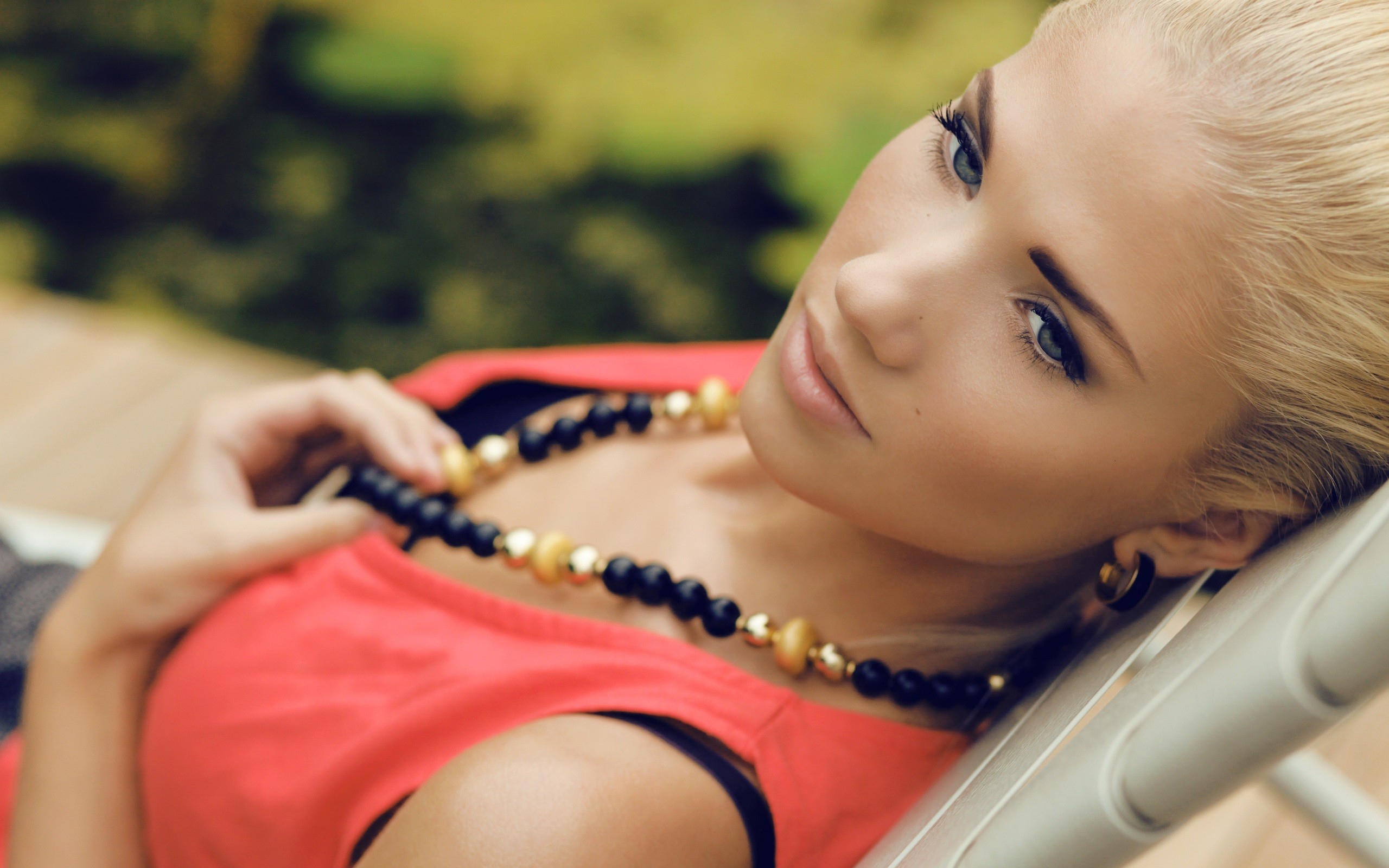 Блондинка с ожерельем на шее