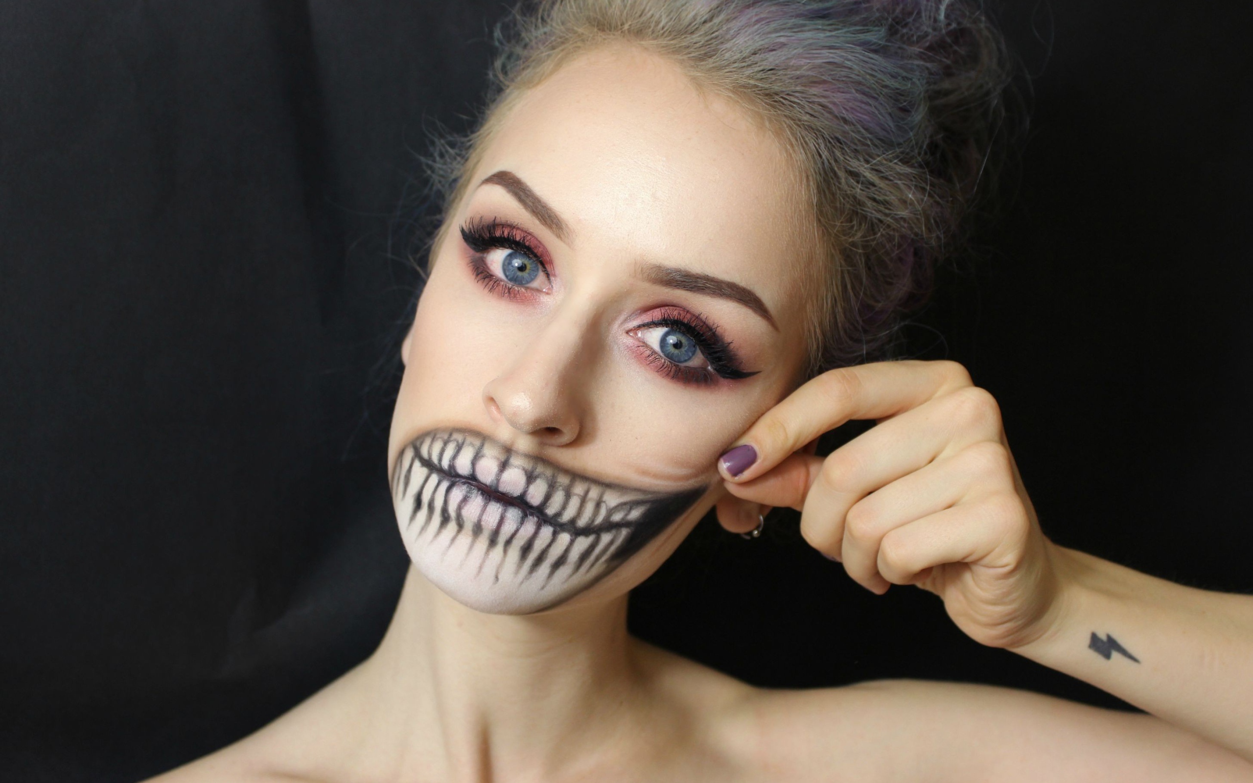 Бодиарт на лице девушки зубы