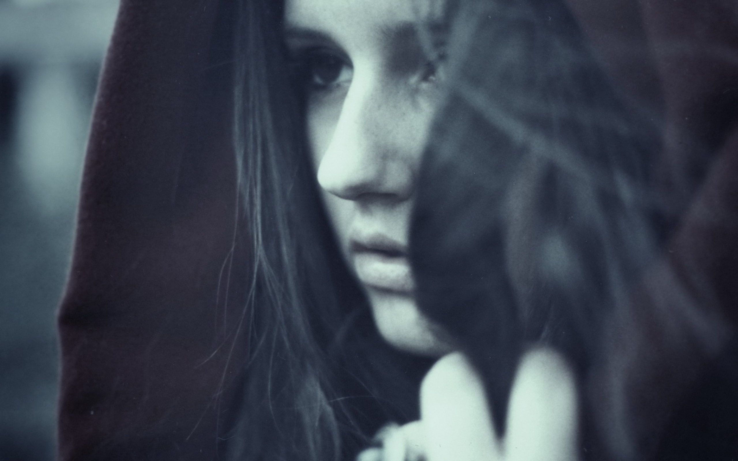 Грустная девушка в капюшоне