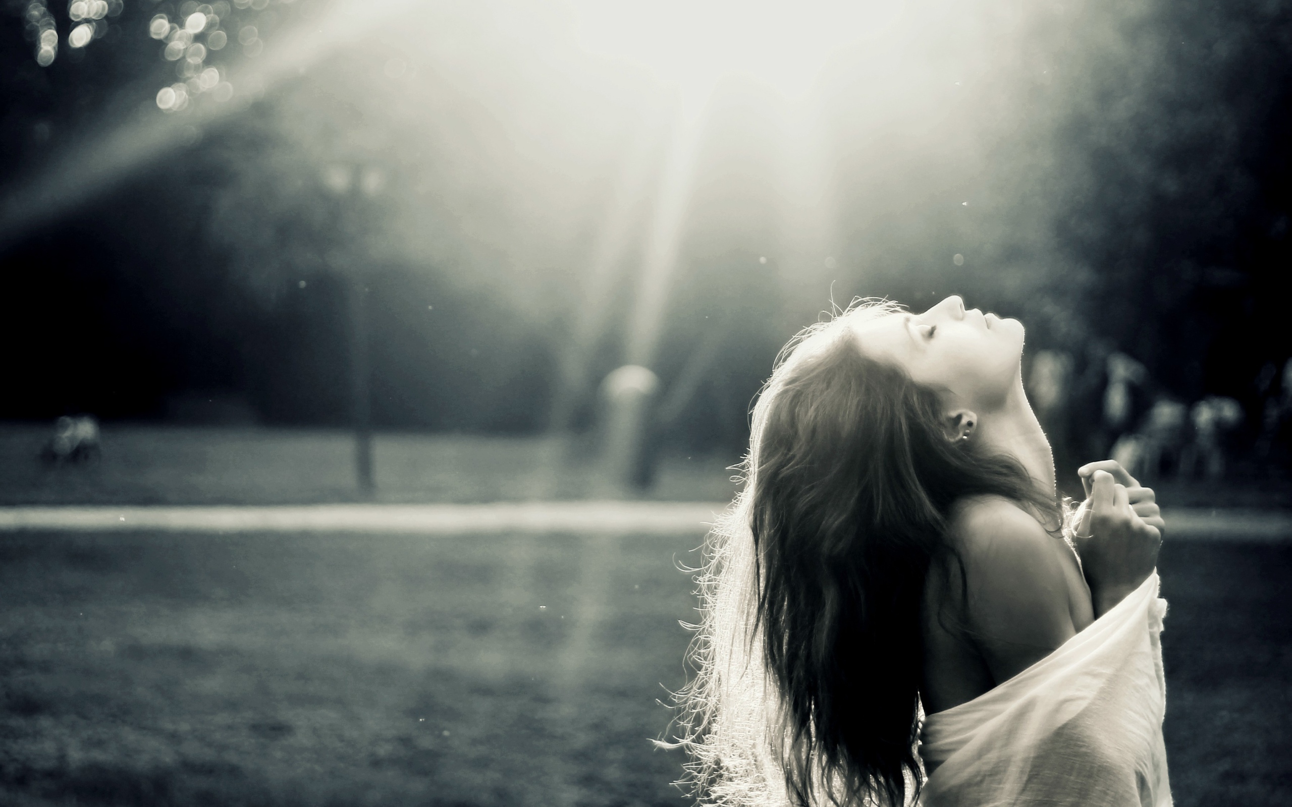 Девушка запрокинула голову