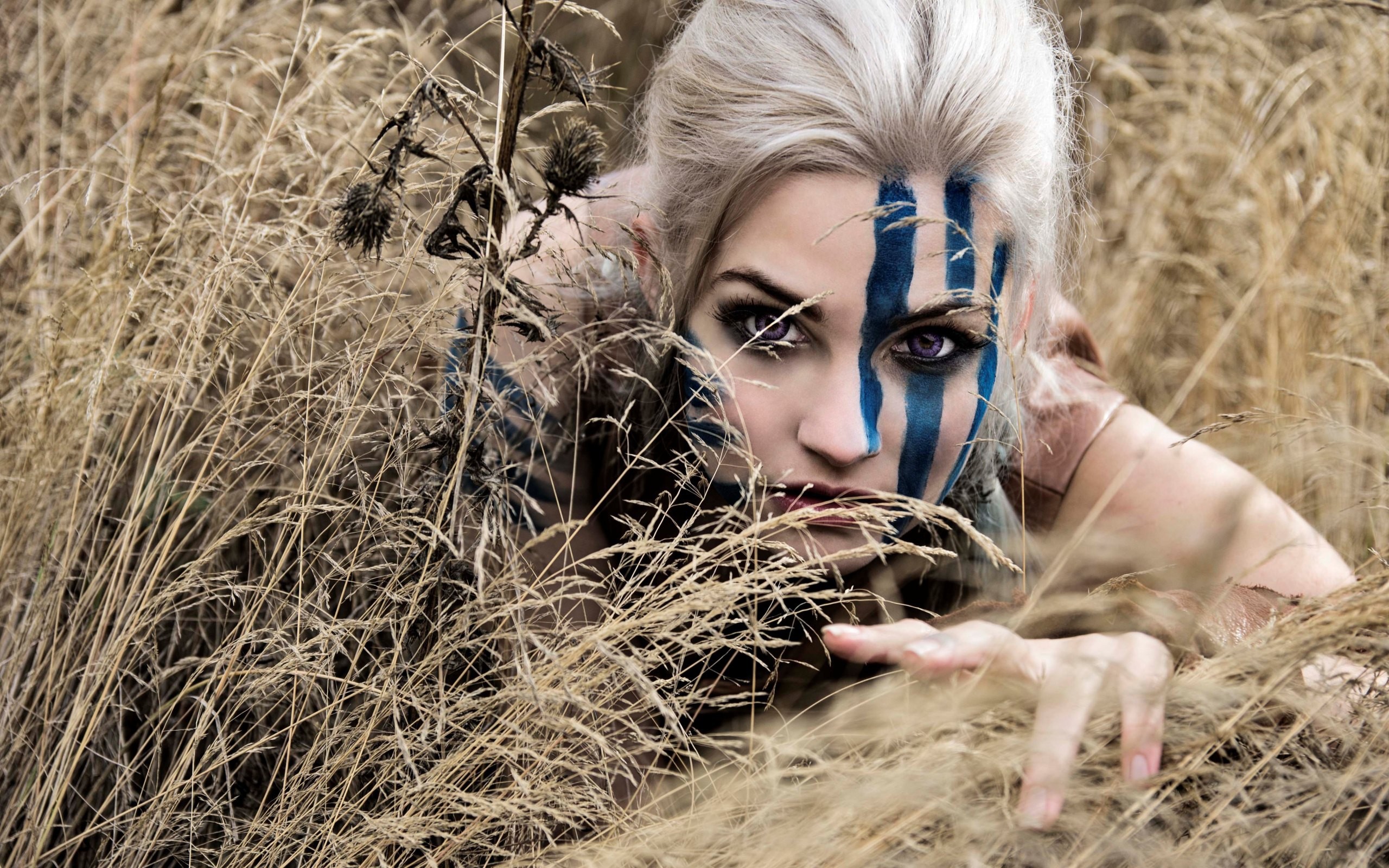 Девушка с синей раскраской на лице