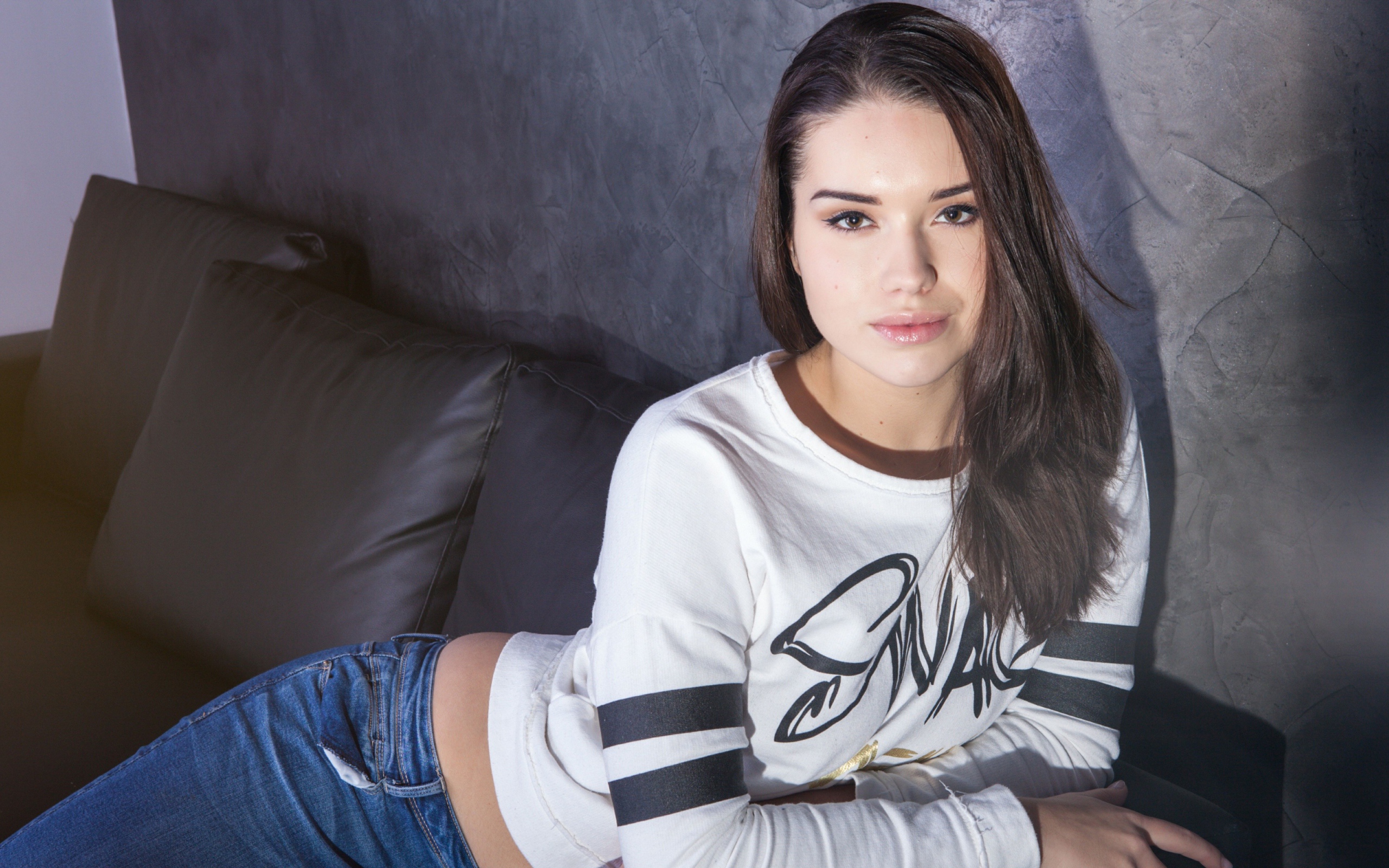 Модель брюнетка Aza