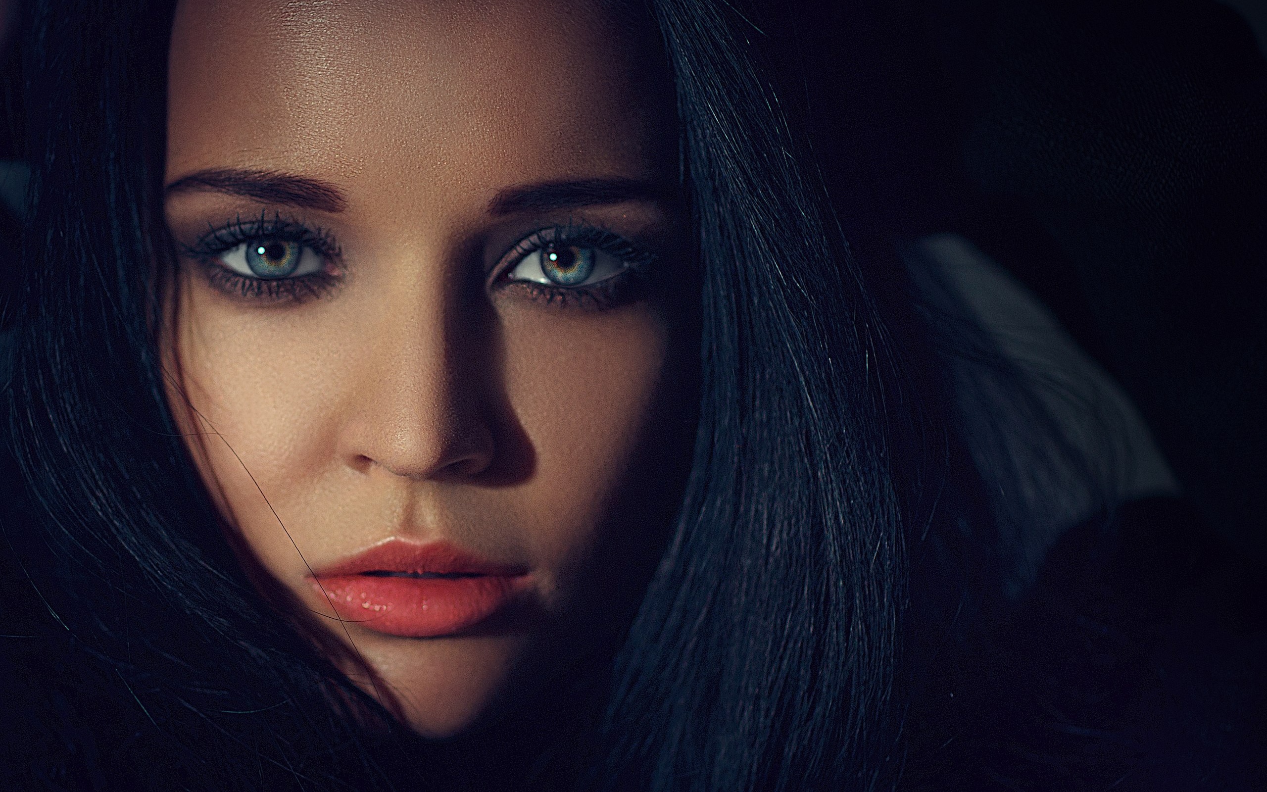 Модель брюнетка Ангелина Петрова