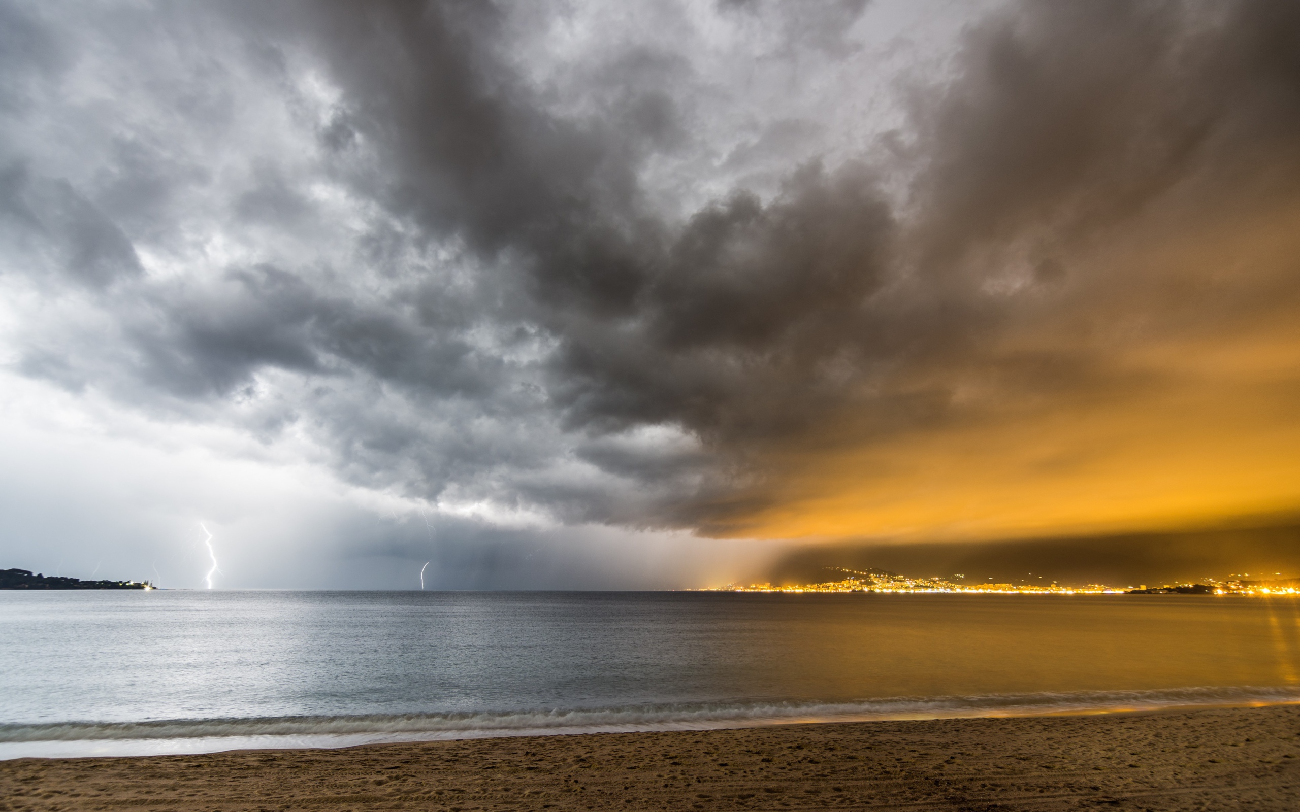 Формирование грозы над заливом