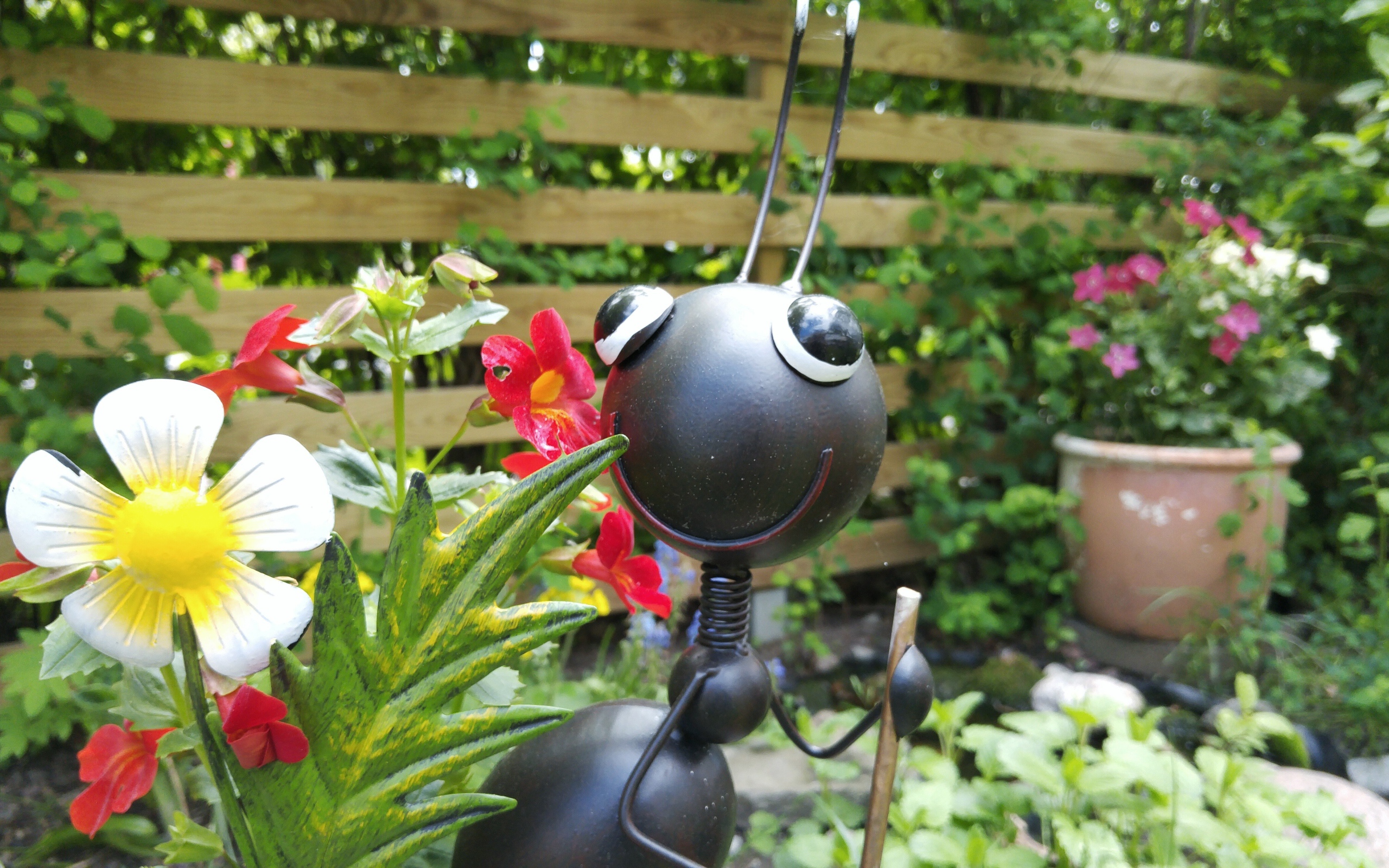 Фигурка муравья в саду