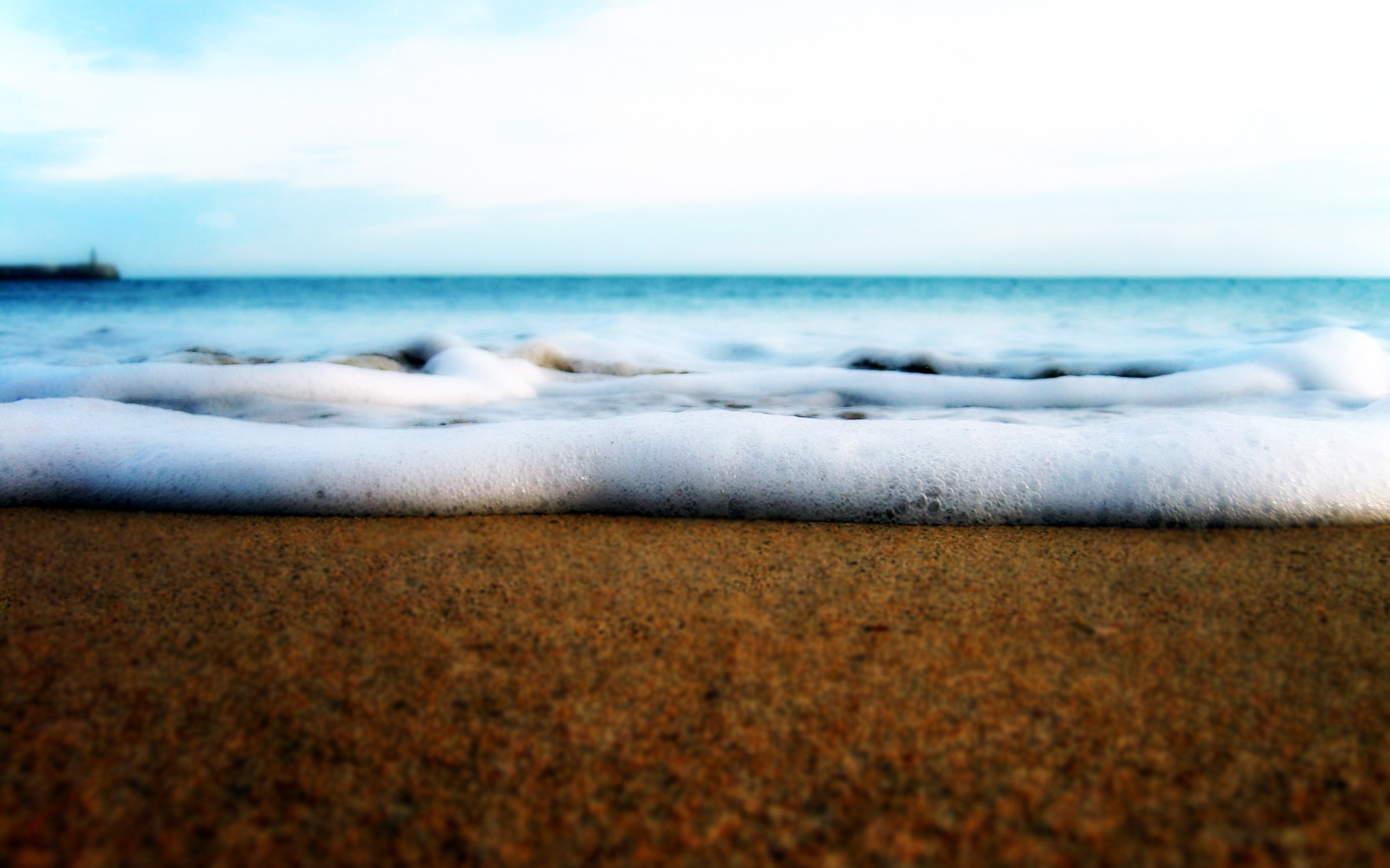 Белая пена волны у берега