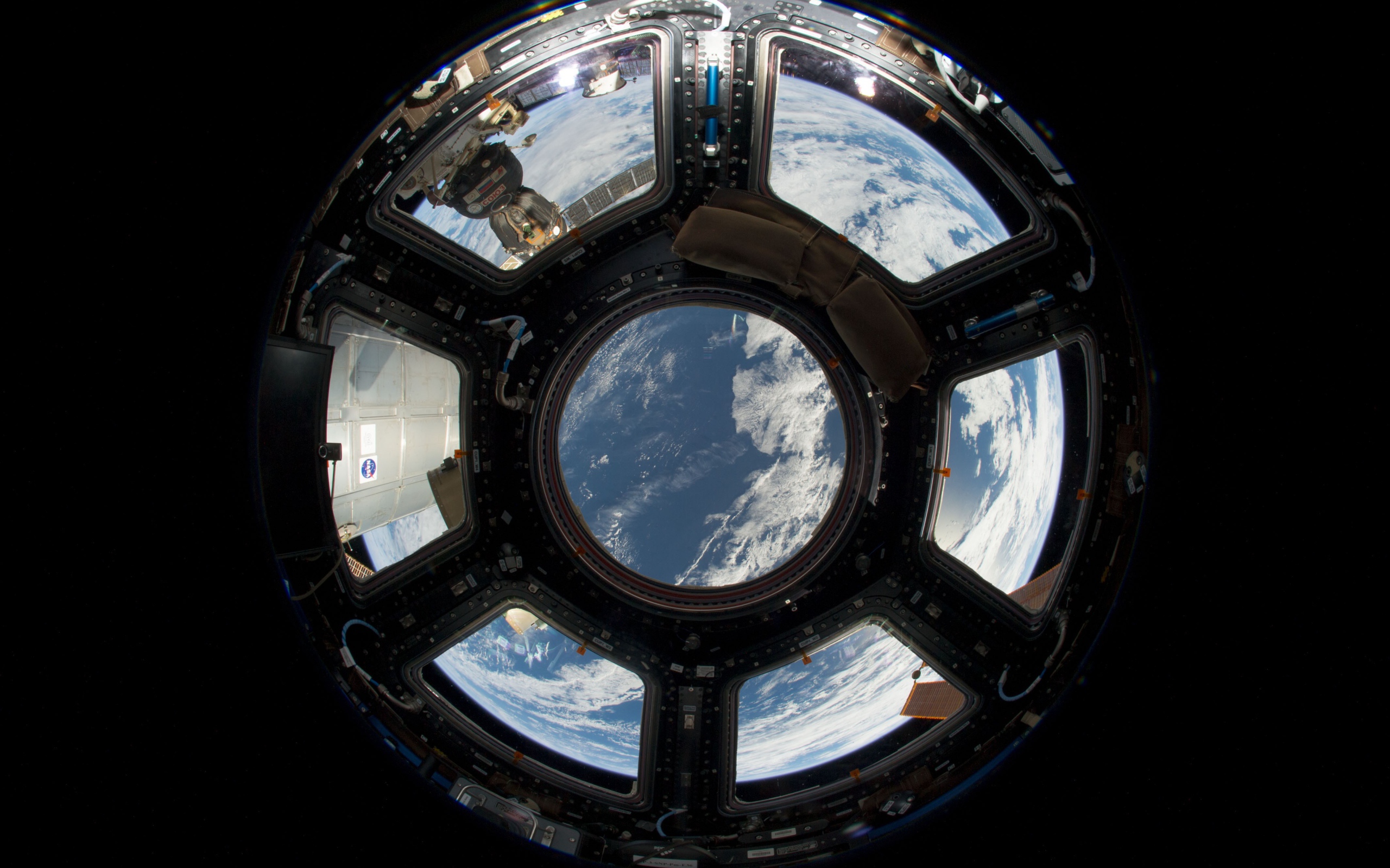 Земля в космической станции