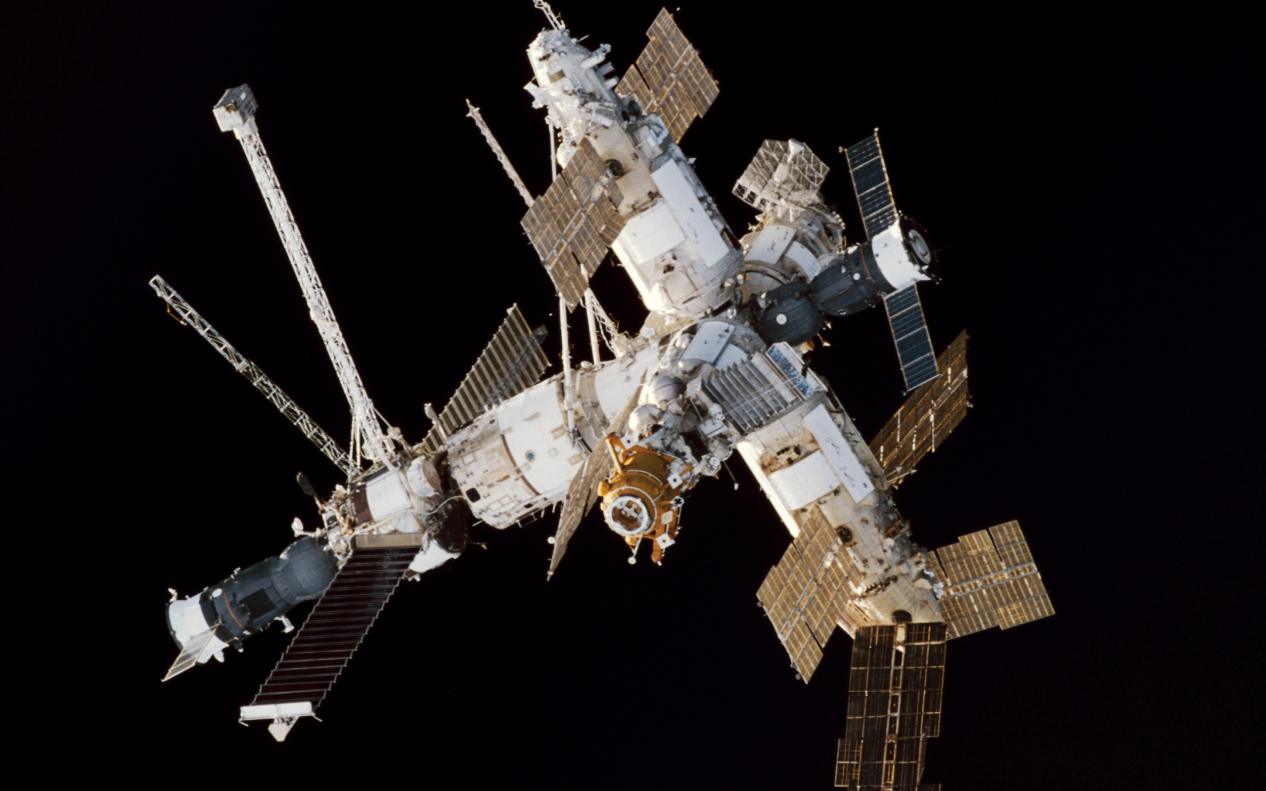 Космическая станция на черном фоне