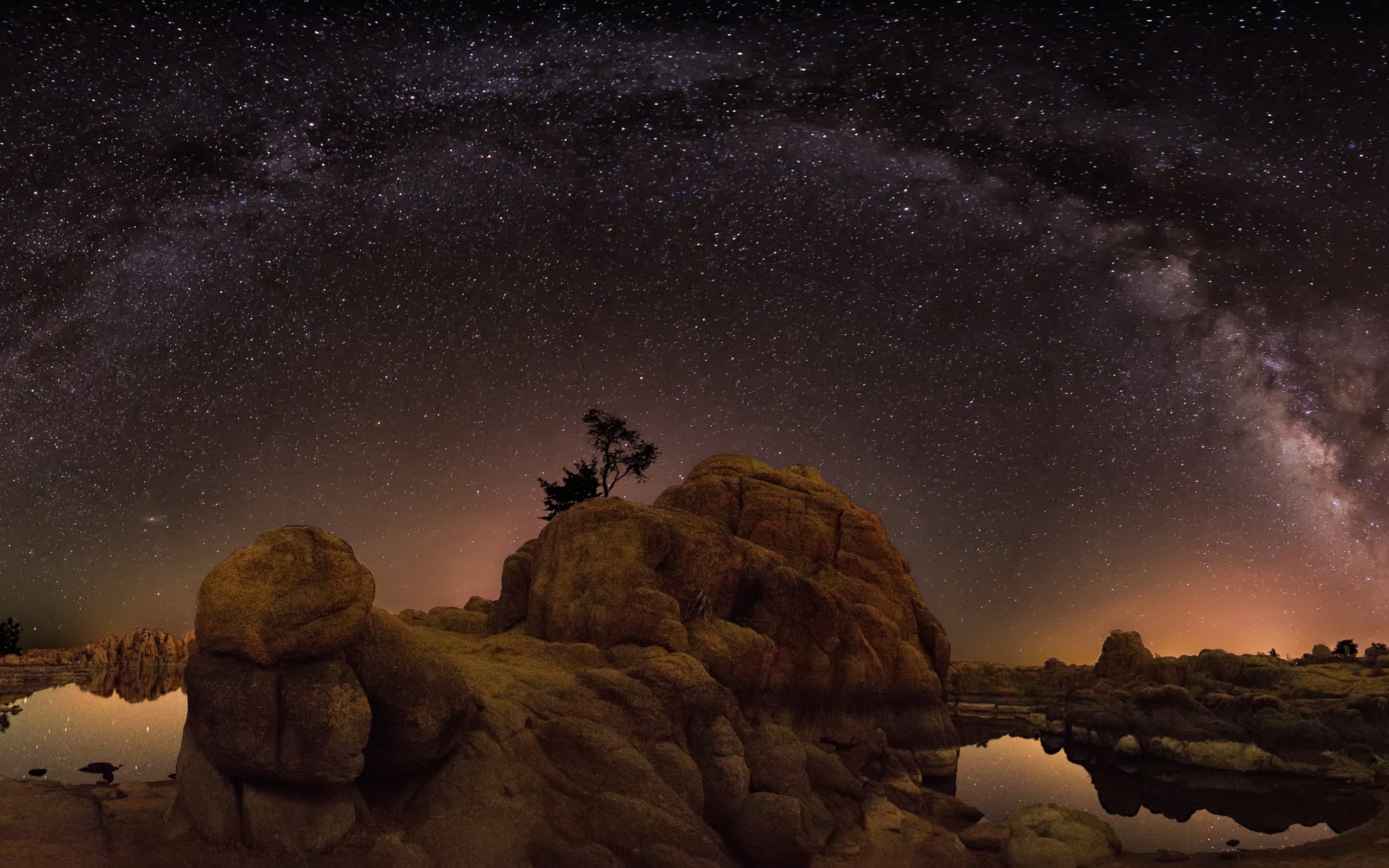 Млечный путь над скалами