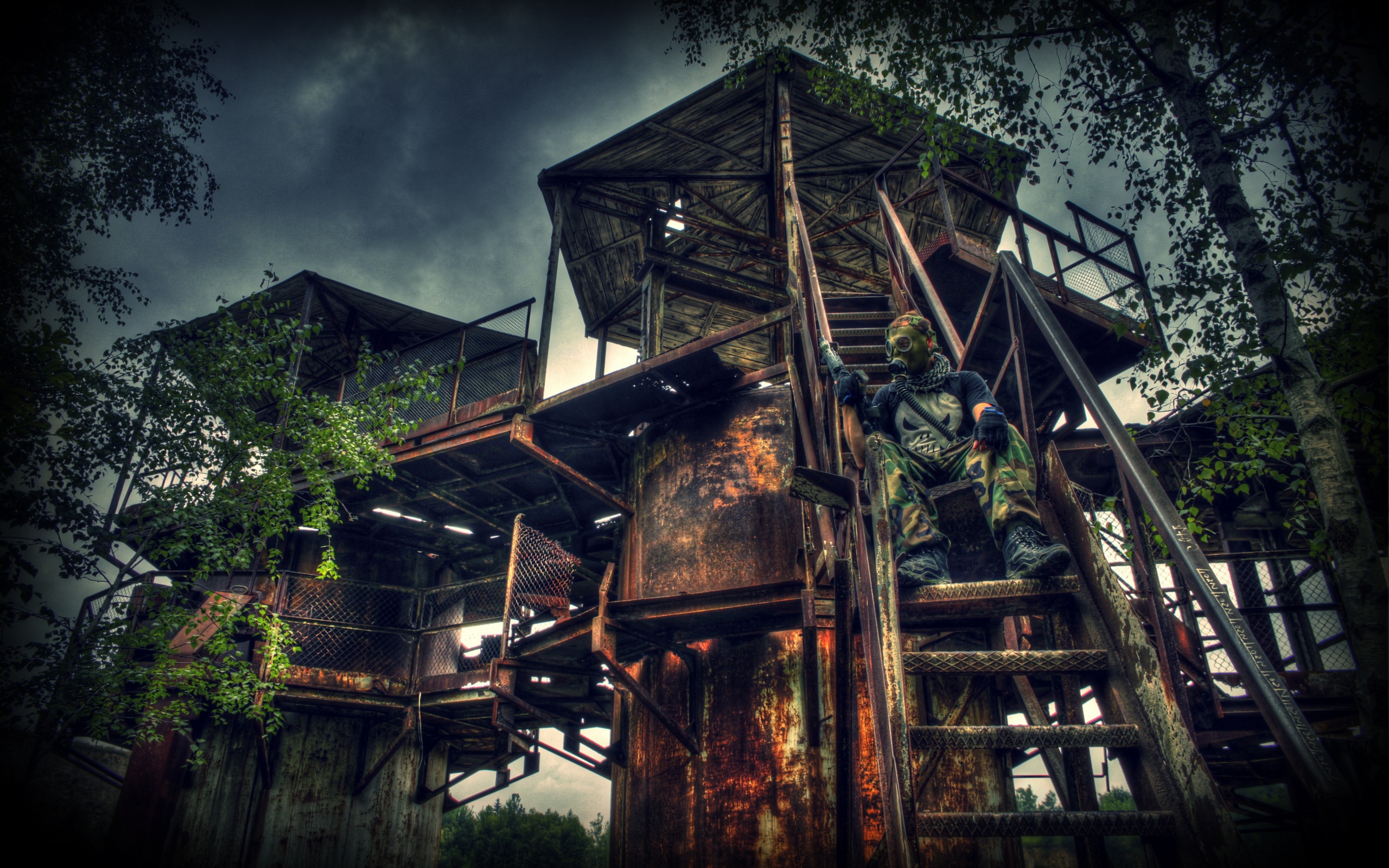 Сталкер на руинах в Польше