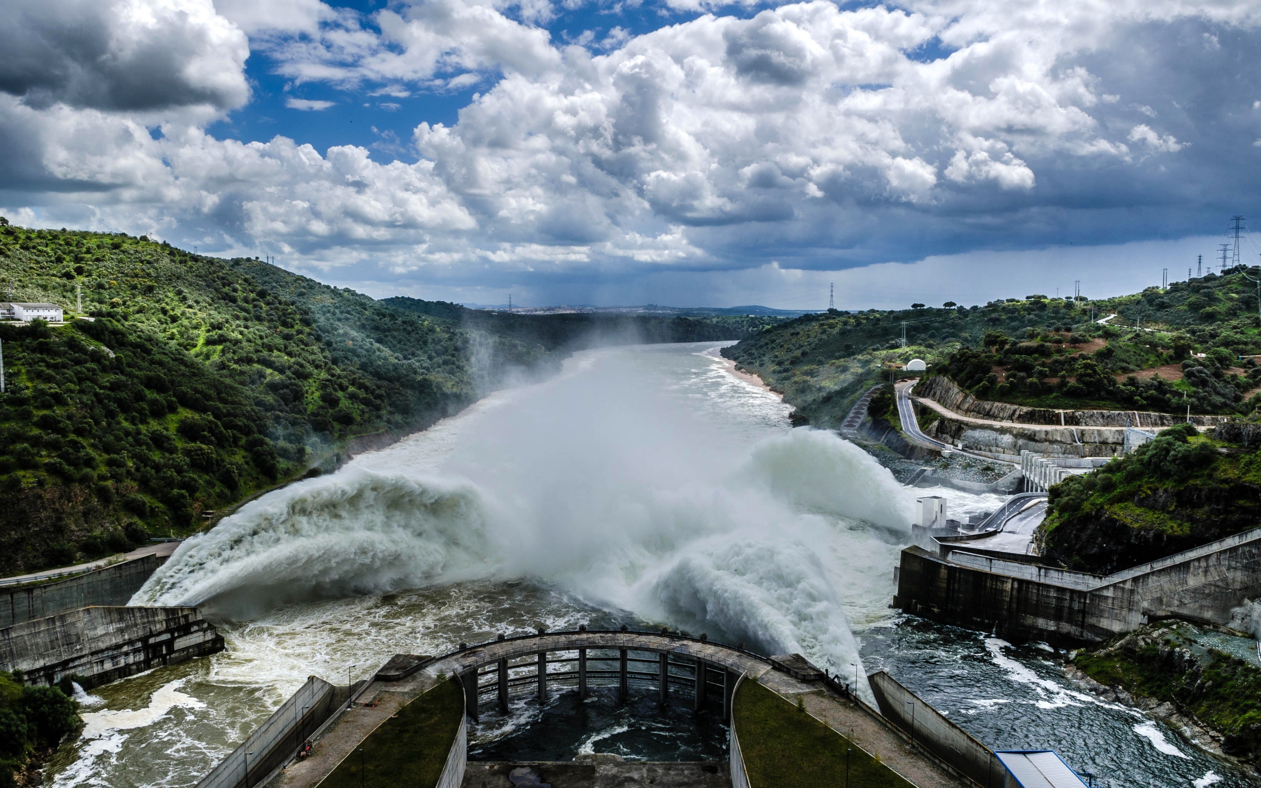 Электростанция на реке в Португалии