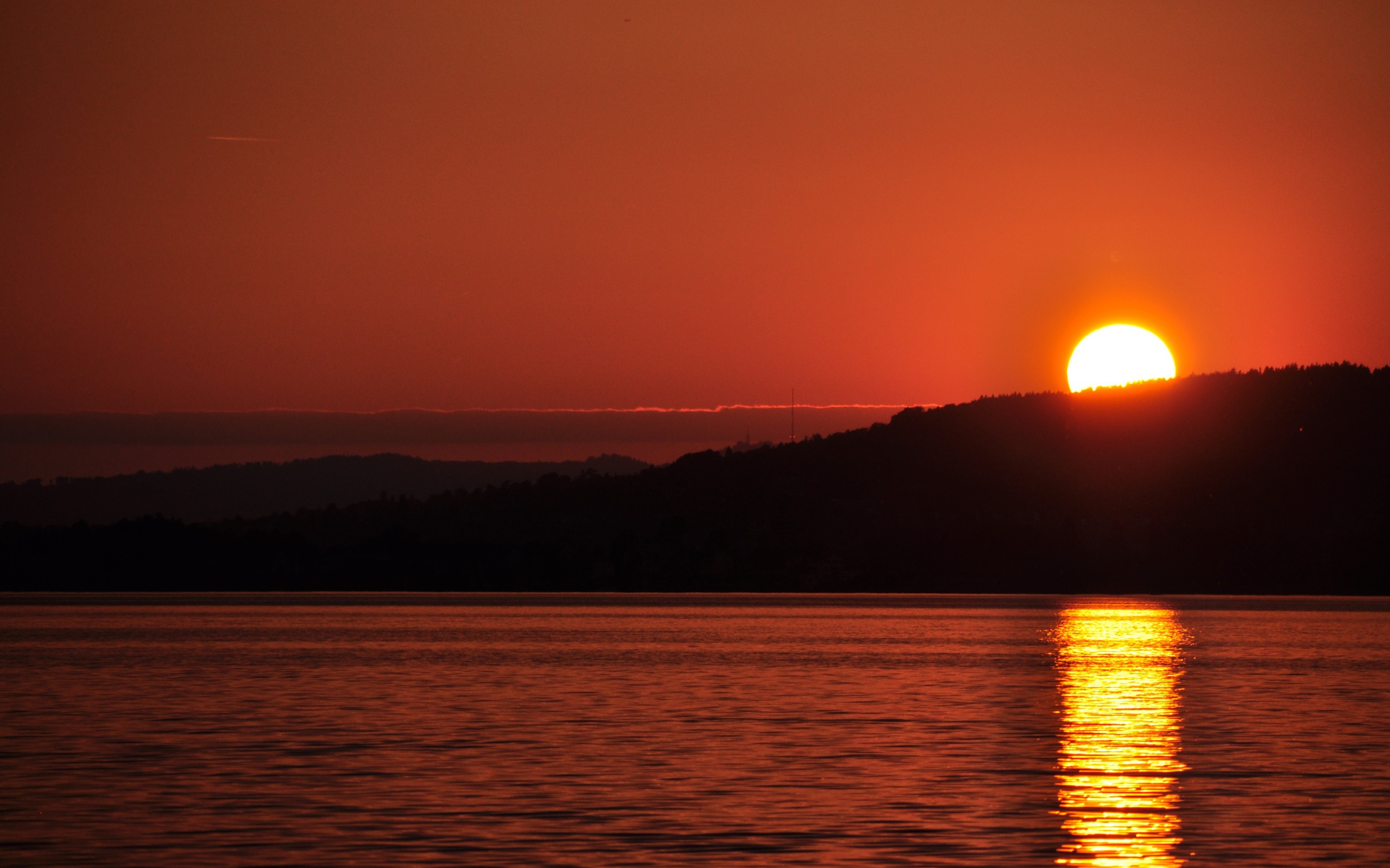Закат над озером в Швейцарии
