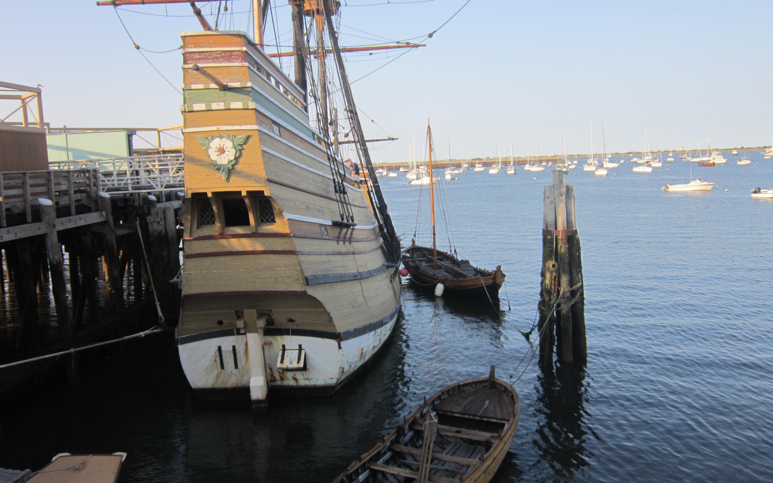 Современная копия старинного корабля