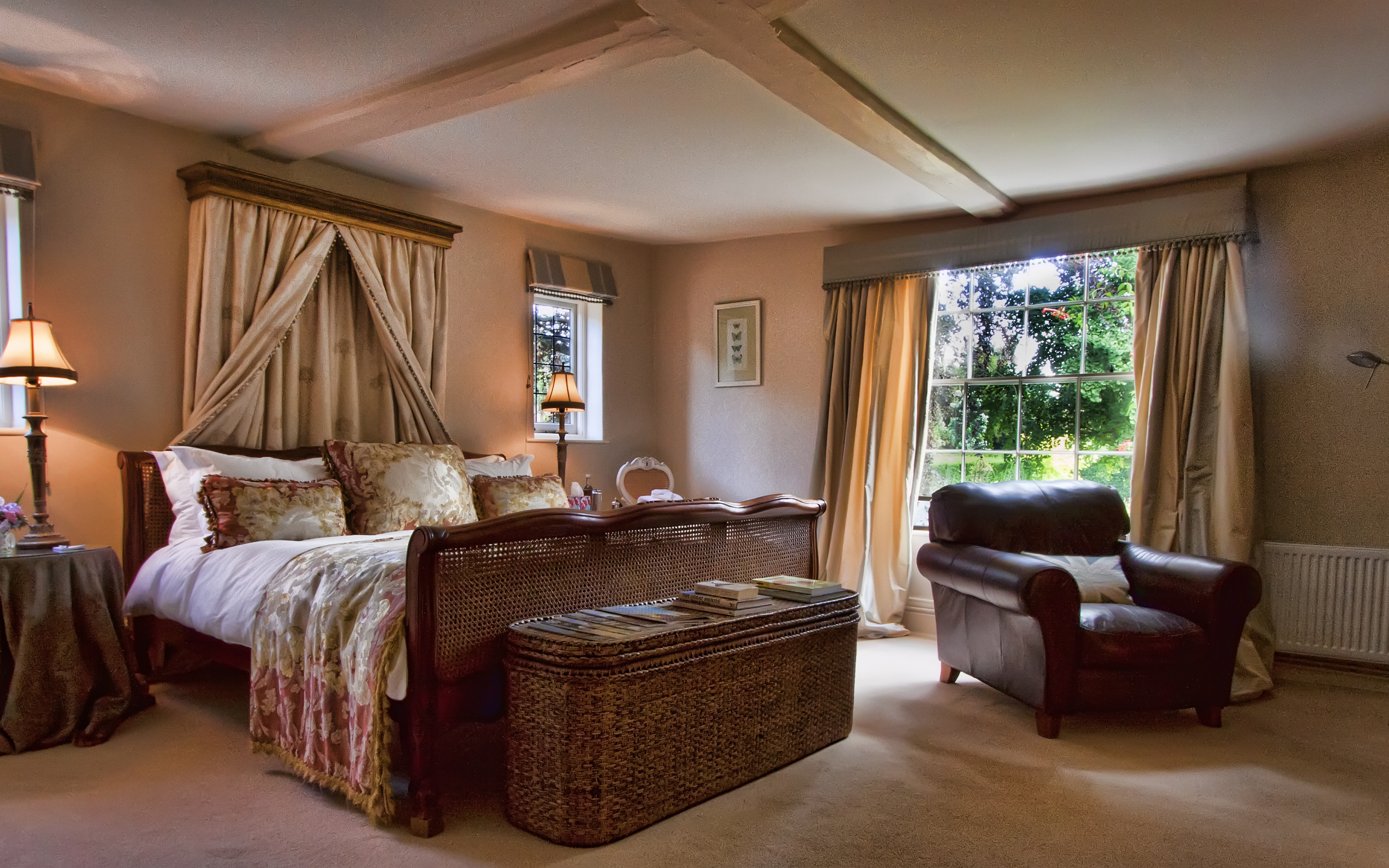 Кровать в загородном доме