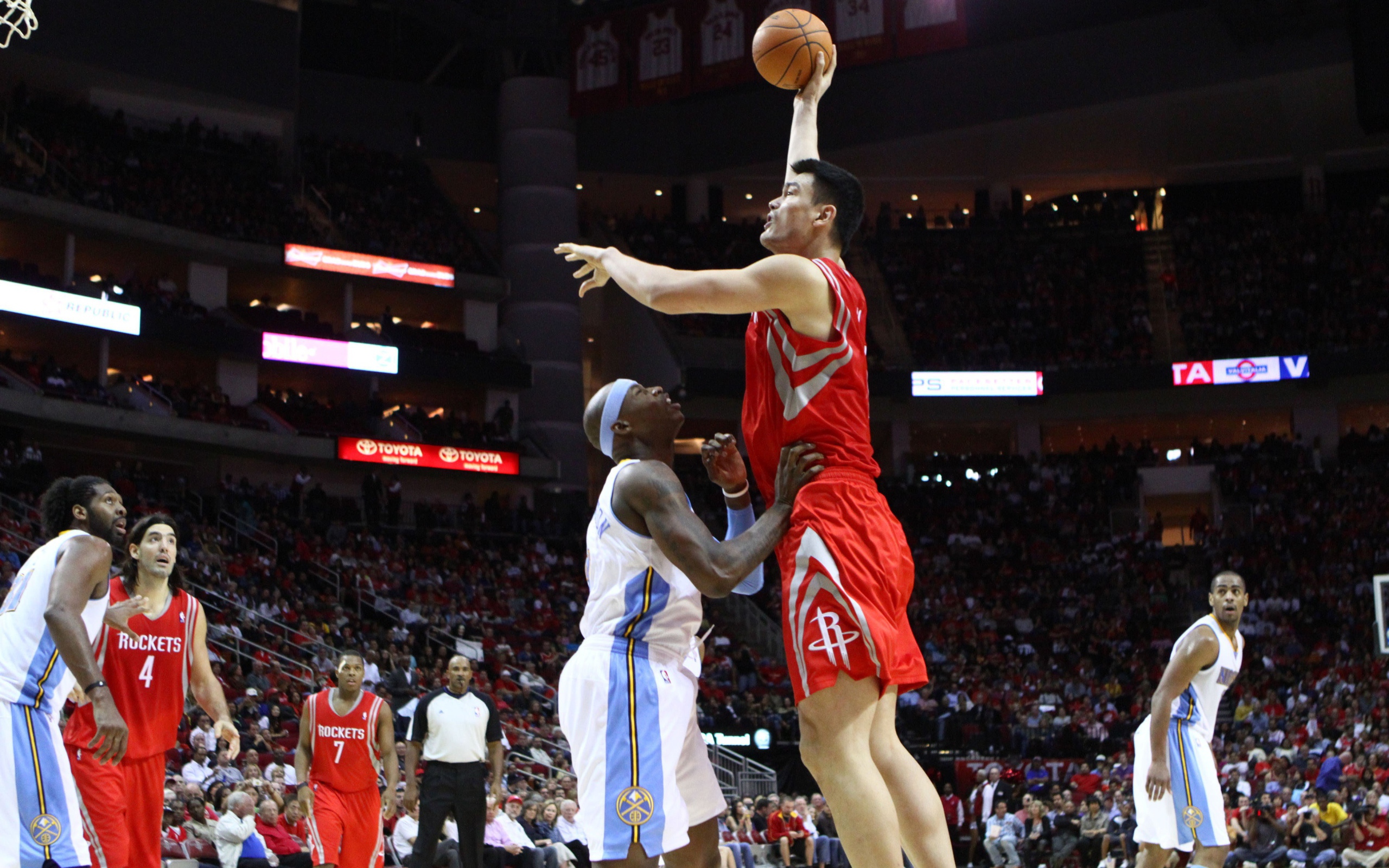 Баскетбольная команда Хьюстона на площадке