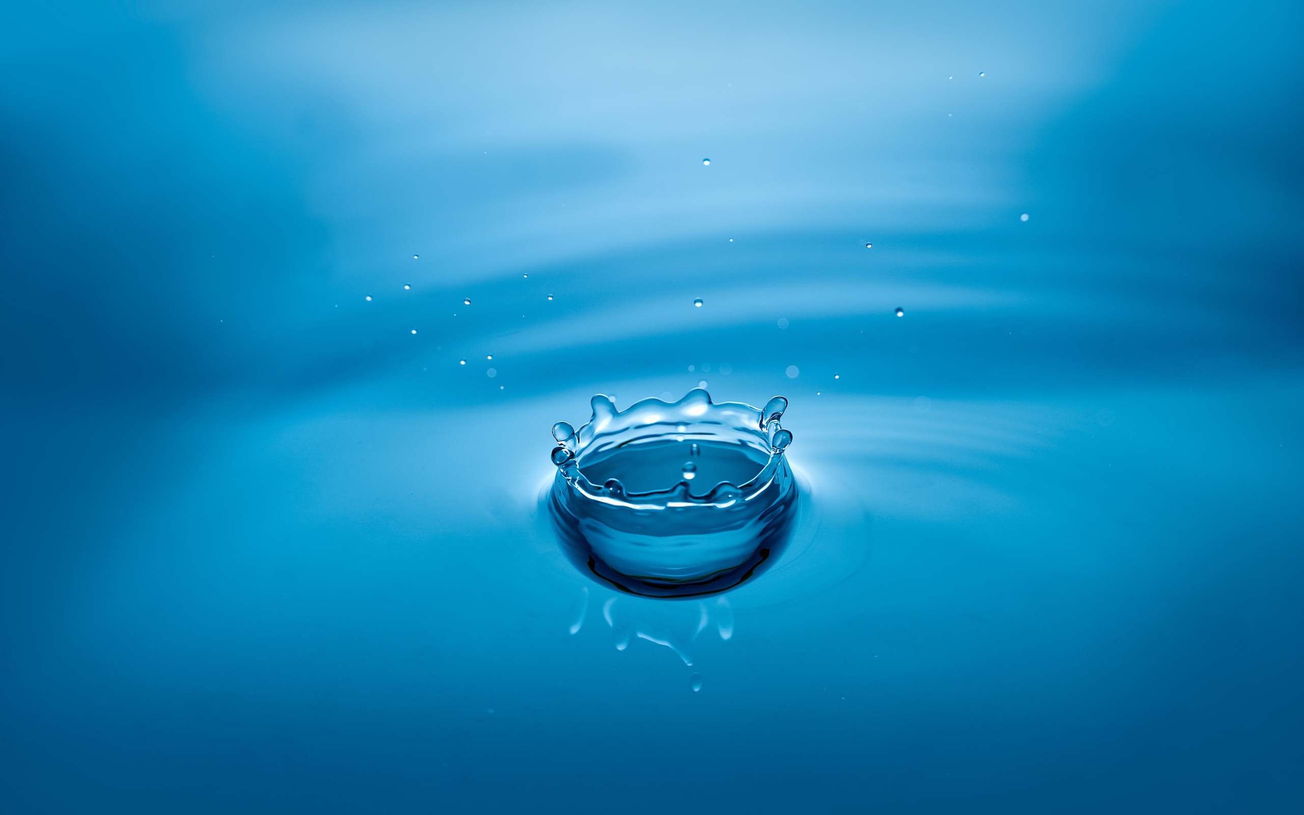 Брызги воды на голубом фоне 3д графика