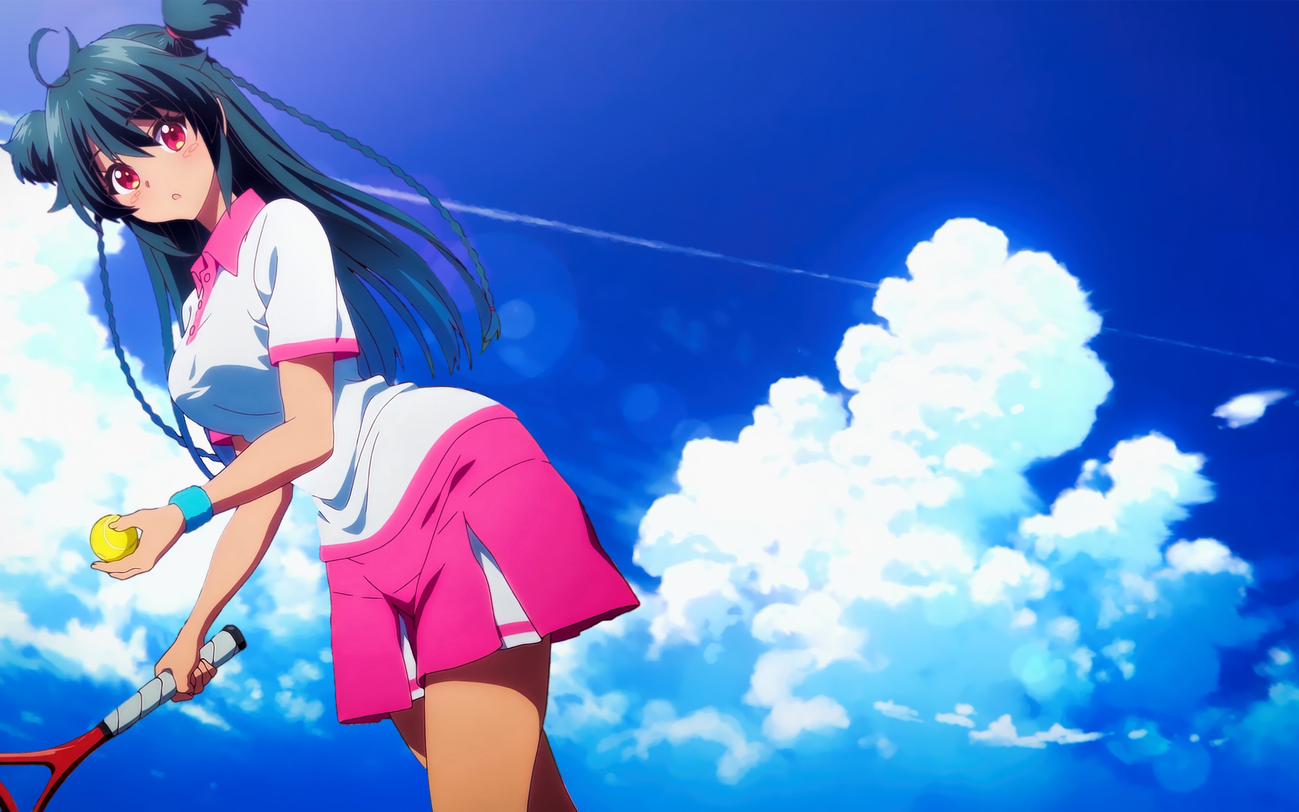 Девушка аниме Руру с ракеткой на фоне неба 