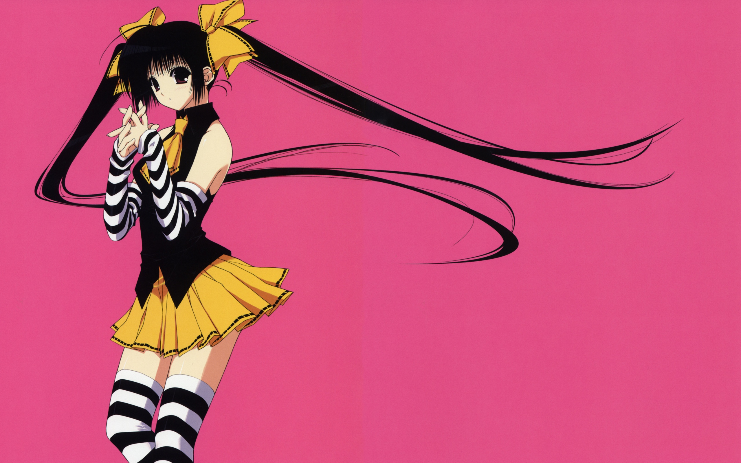 Девушка аниме с длинными черными волосами на розовом фоне