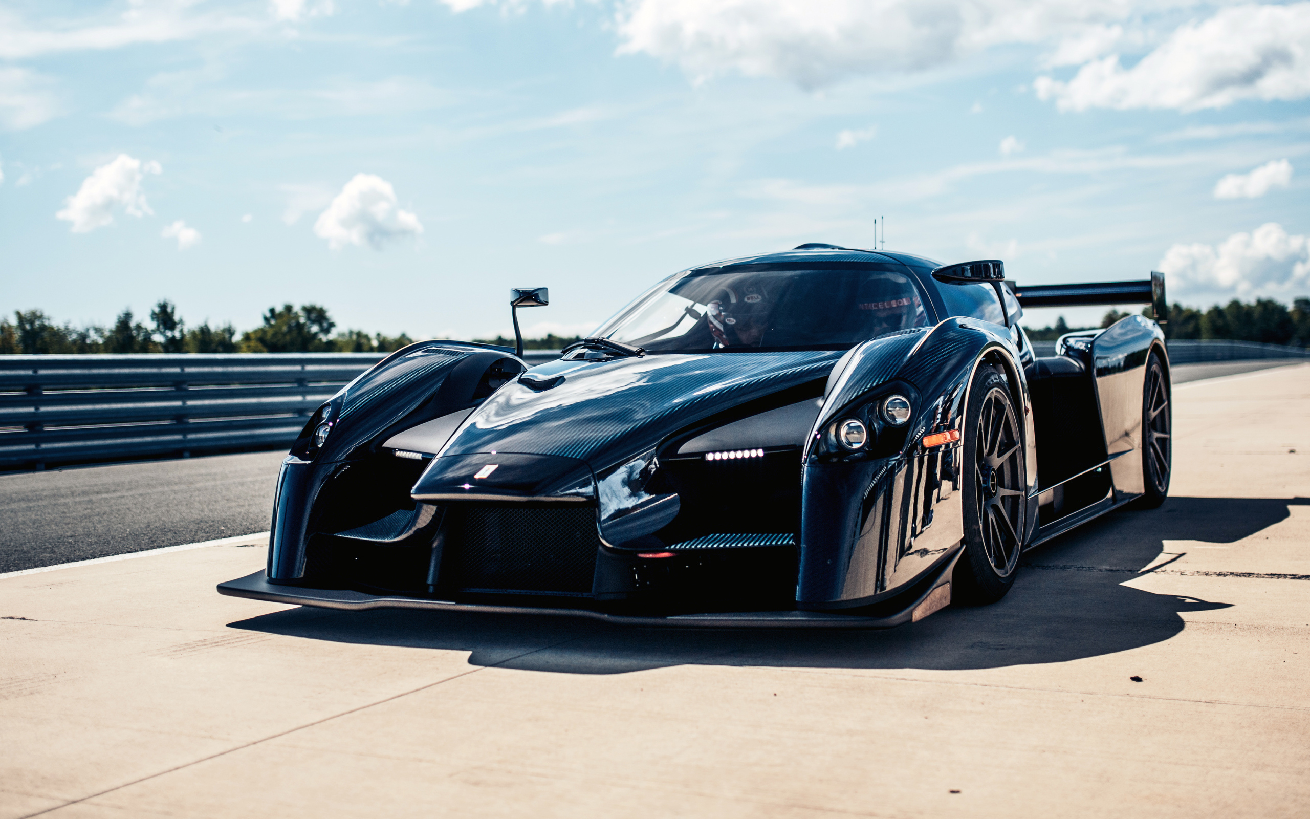 Черный быстрый спортивный автомобиль SCG 003CS на фоне голубого неба