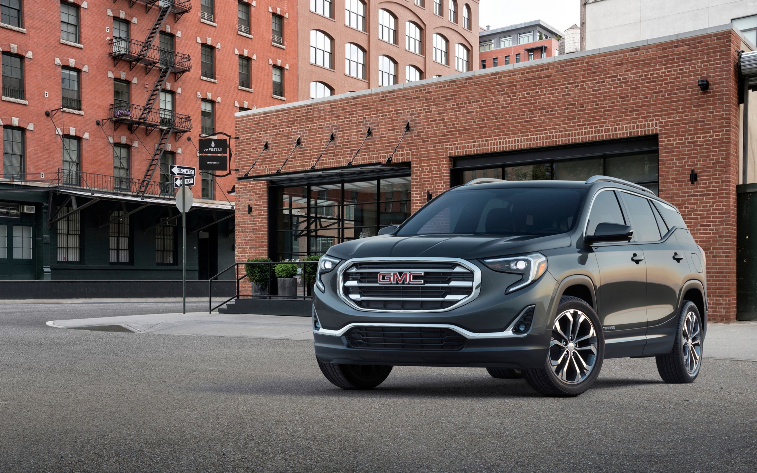 Серый внедорожник GMC Terrain на фоне здания