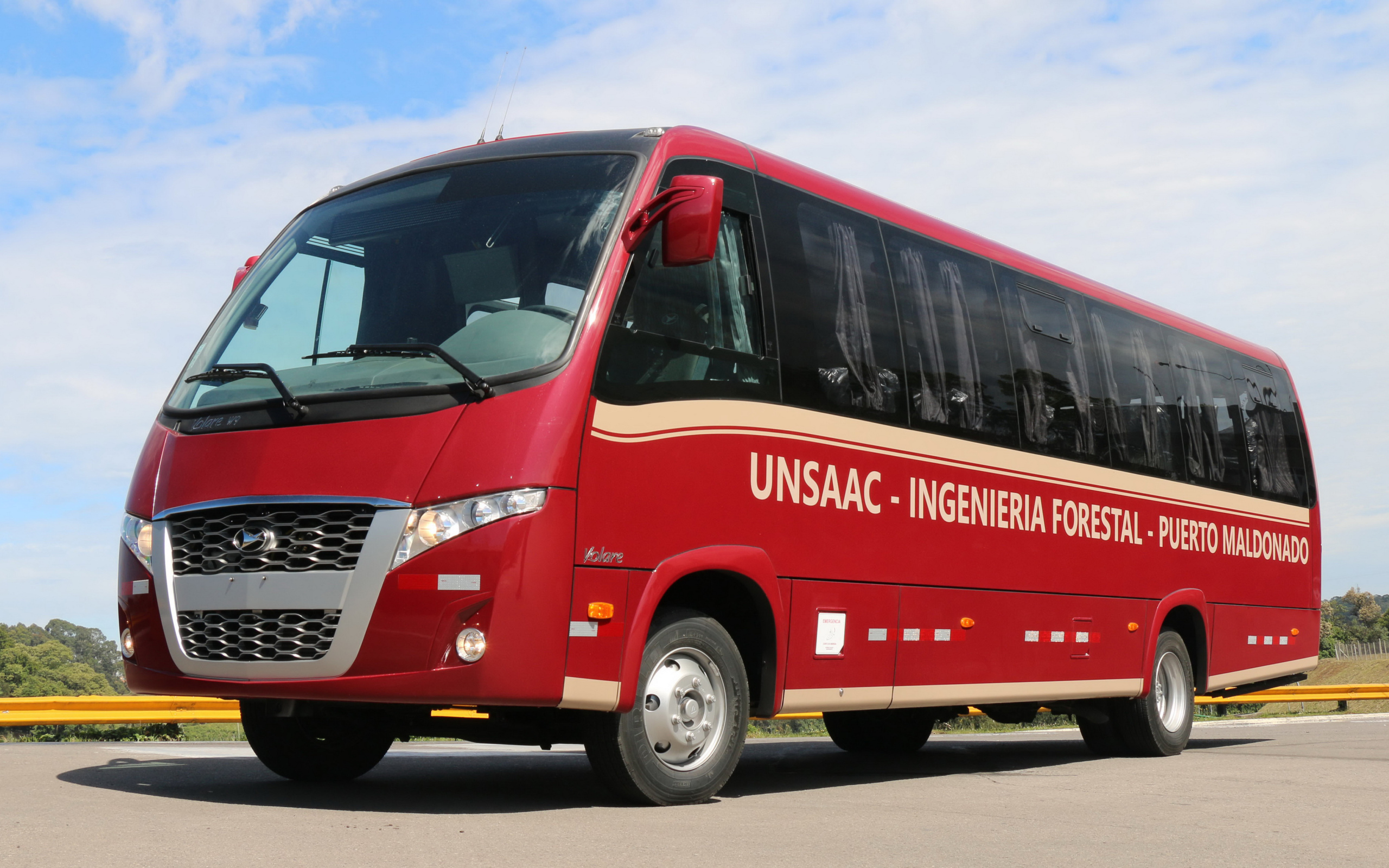 Красный автобус Volare W9 Executivo на дороге