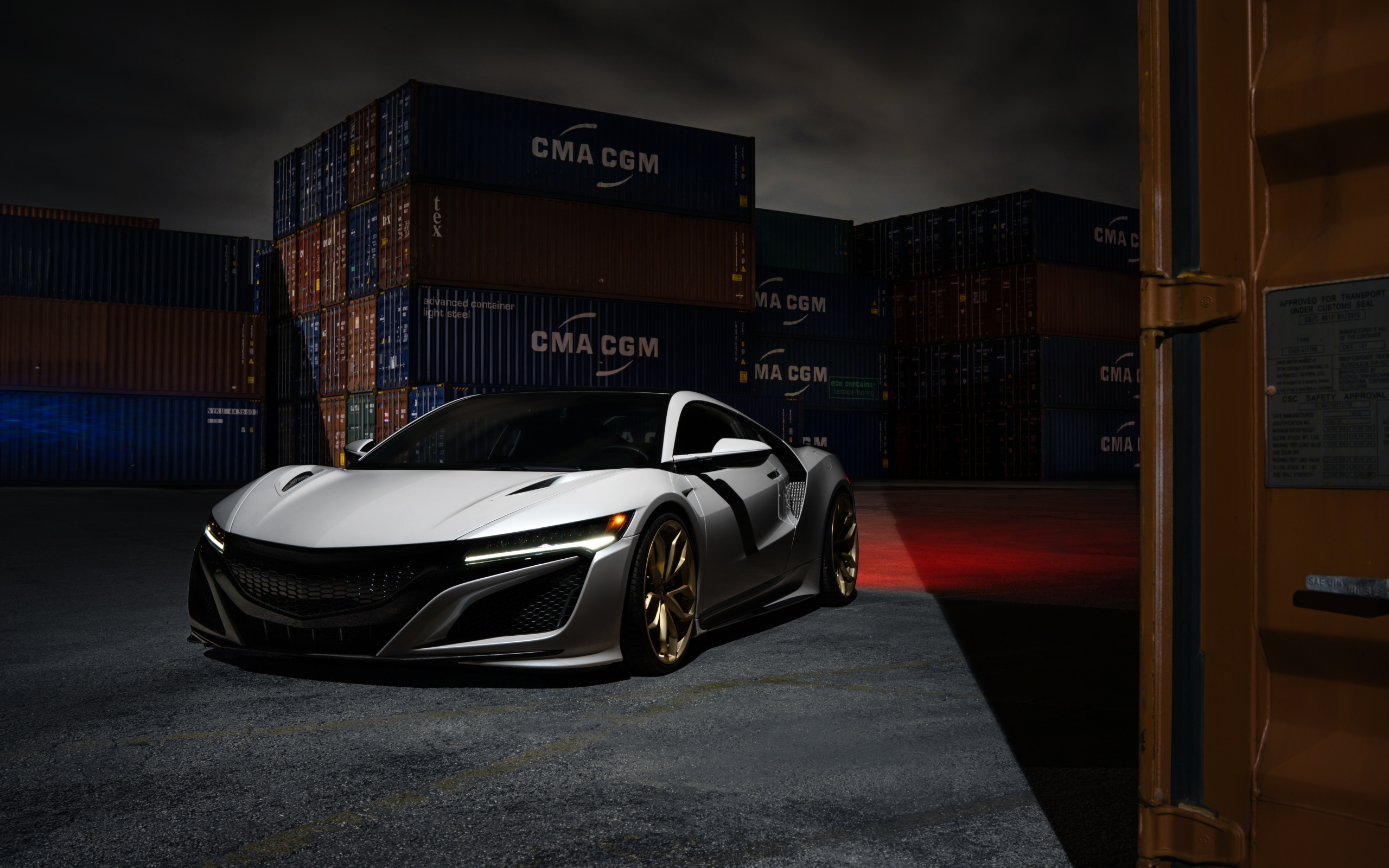 Белый спортивный автомобиль Acura NSX  в порту