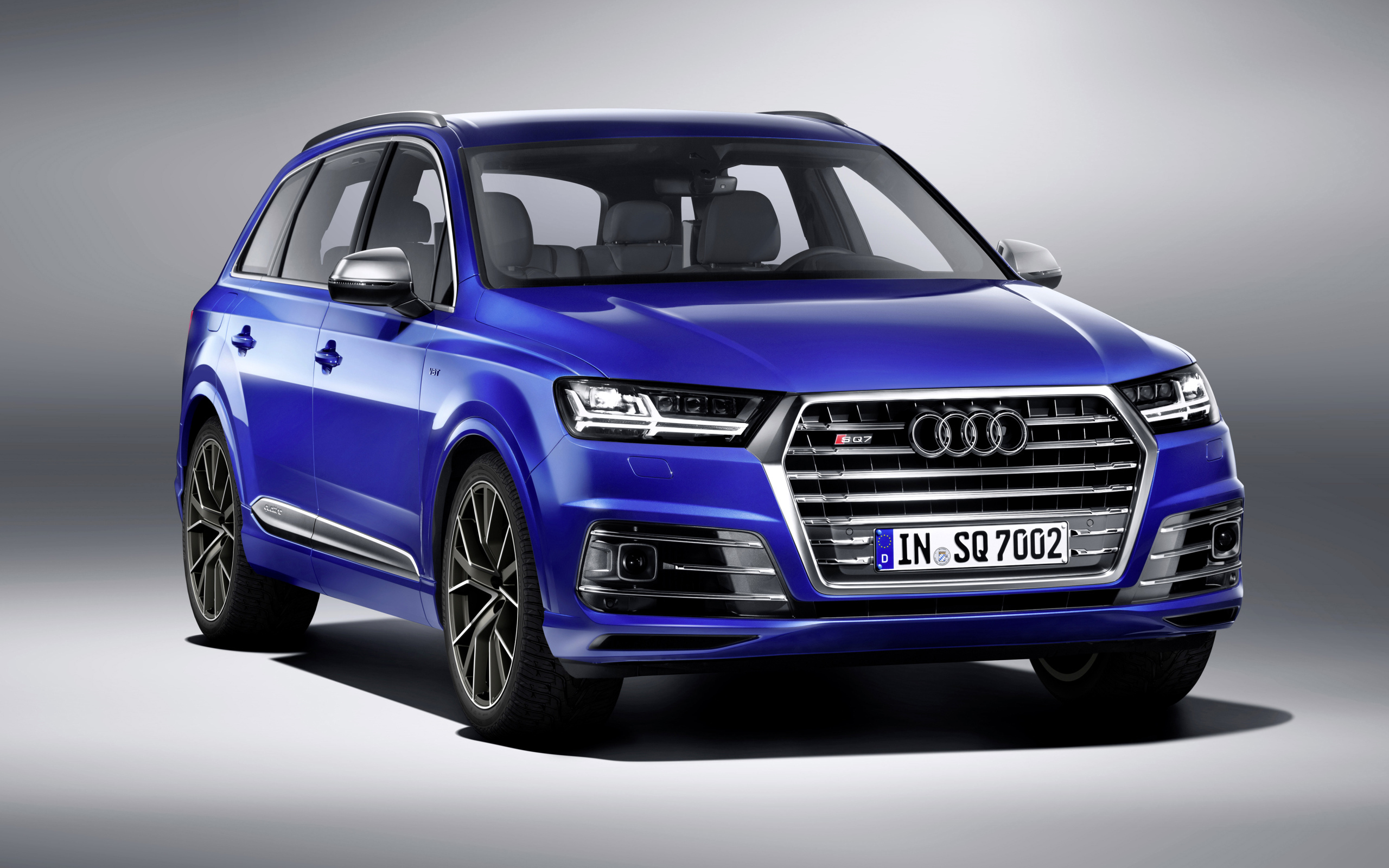 Синий автомобиль Audi  SQ7 