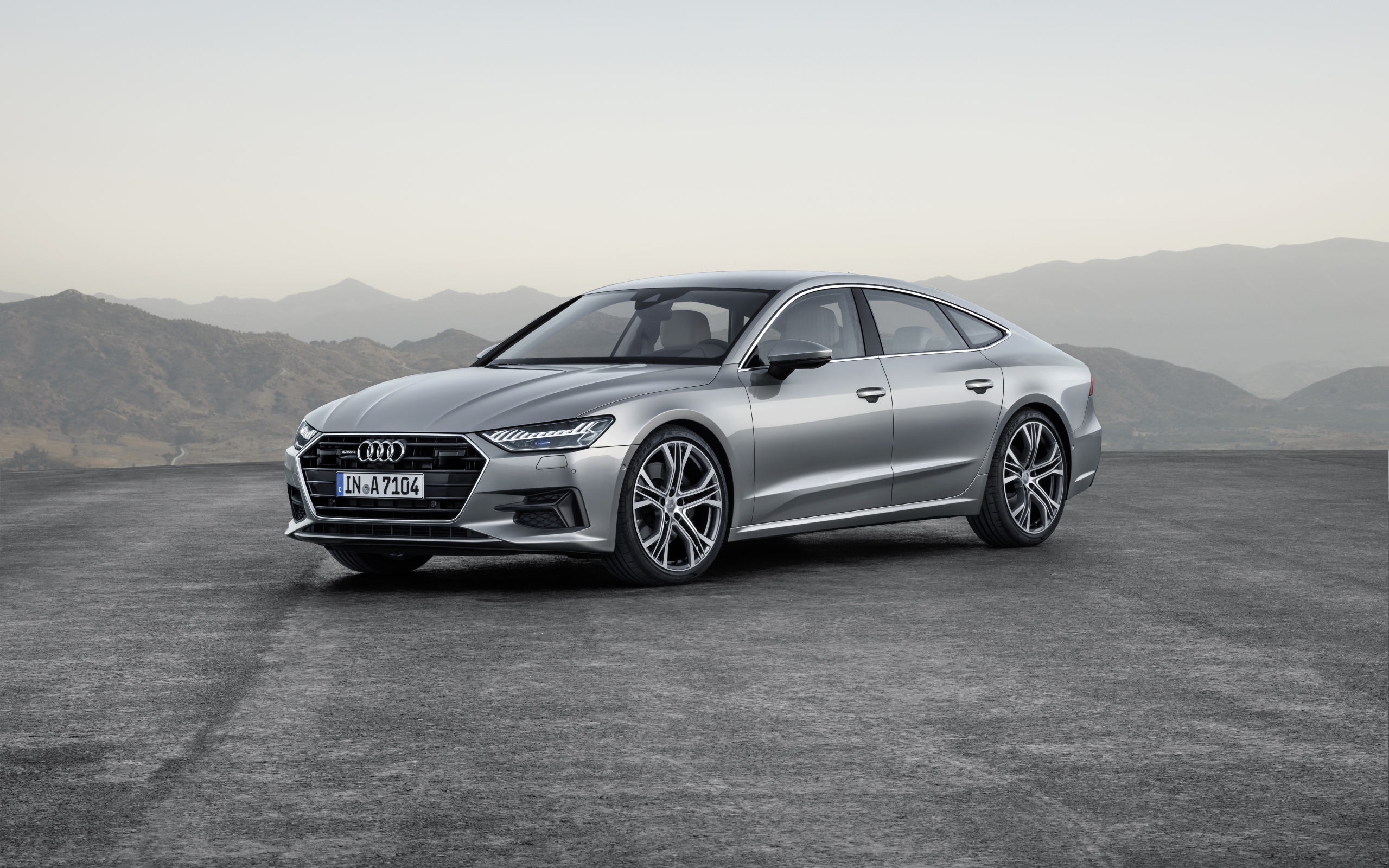 Стильный серебристый автомобиль Audi A7