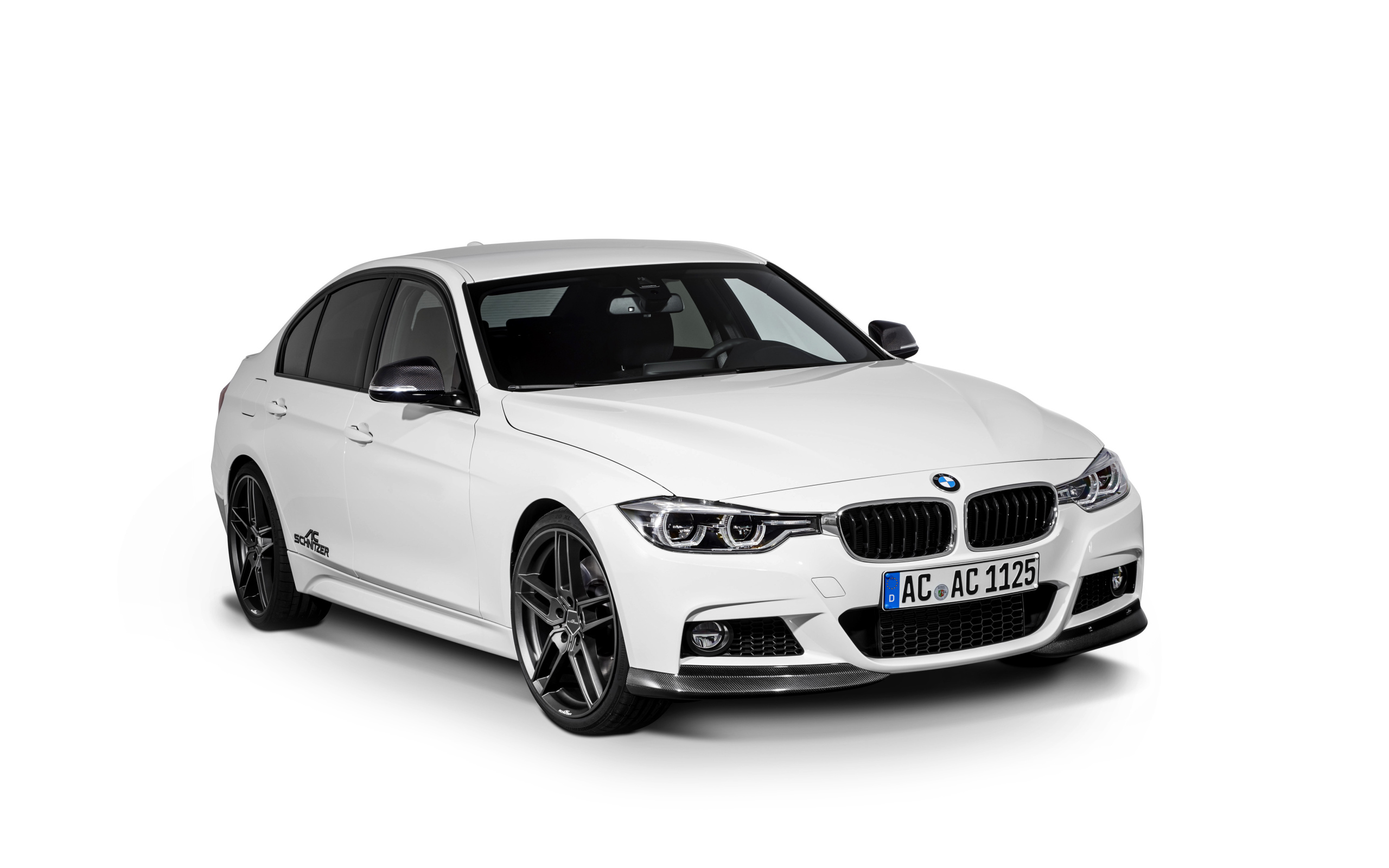 Белый автомобиль BMW 3 Series, 2017 