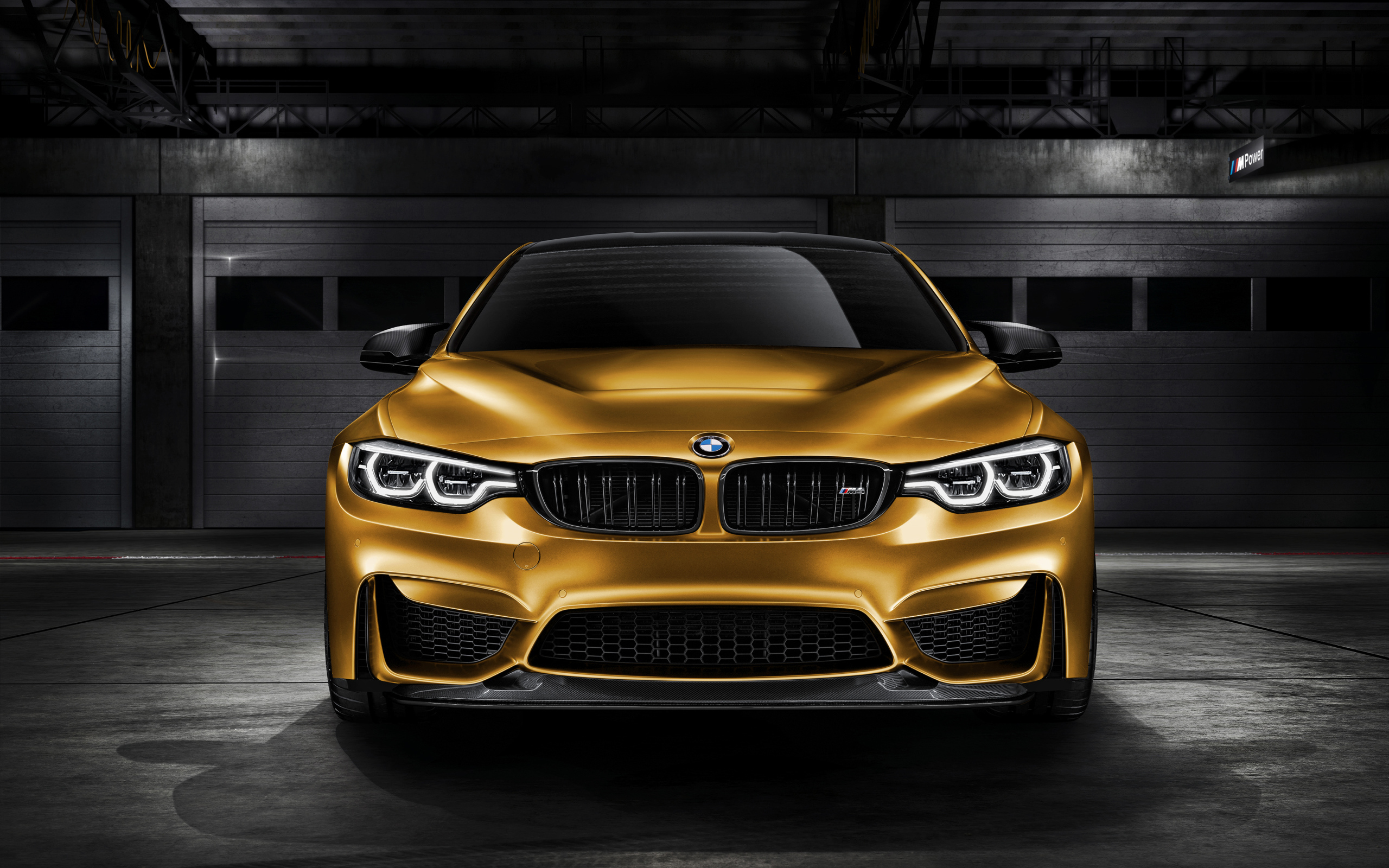 Автомобиль  BMW M4 GTS, 2018 вид спереди