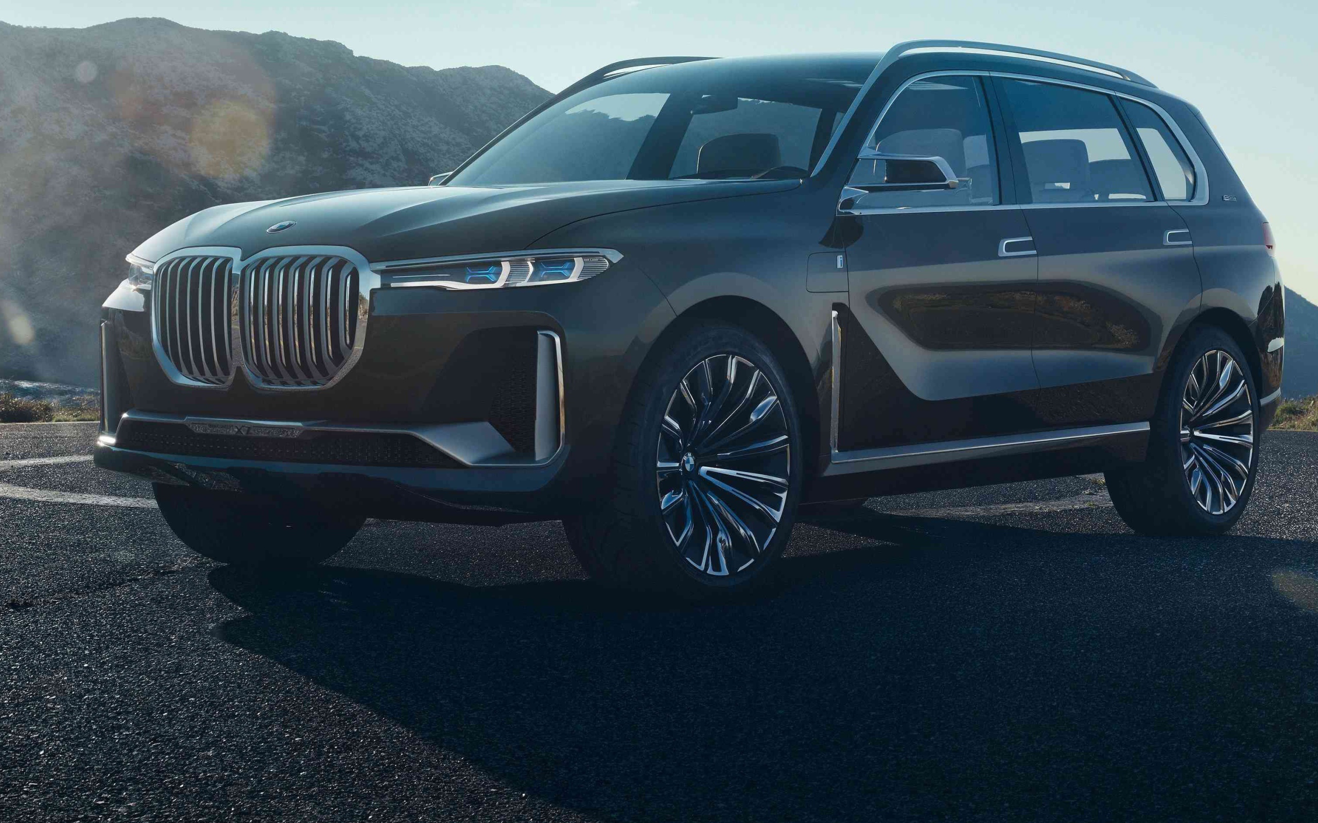 Стильный черный внедорожник BMW X7, 2018