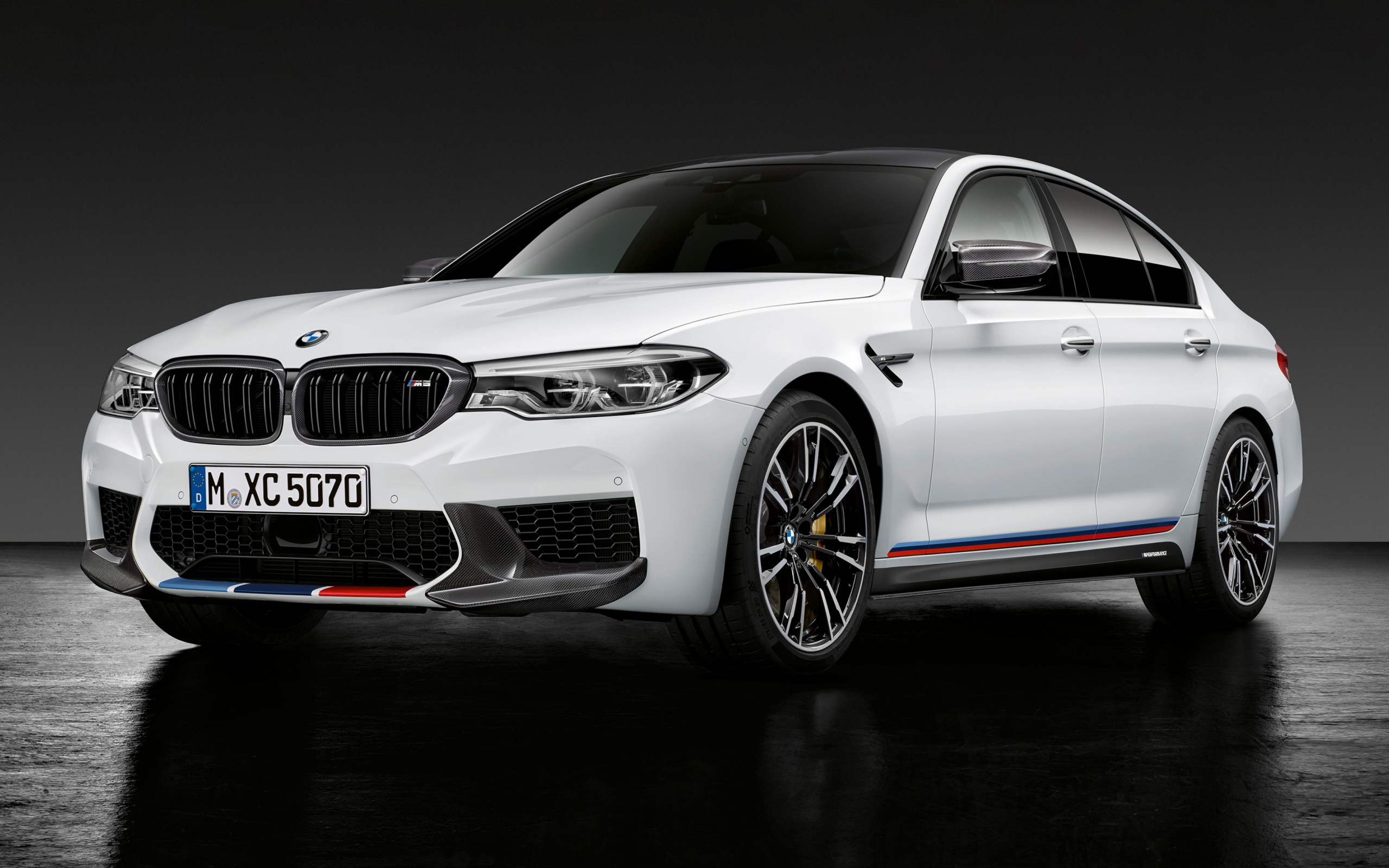 Белый автомобиль BMW M5 M Performance Parts, 2018