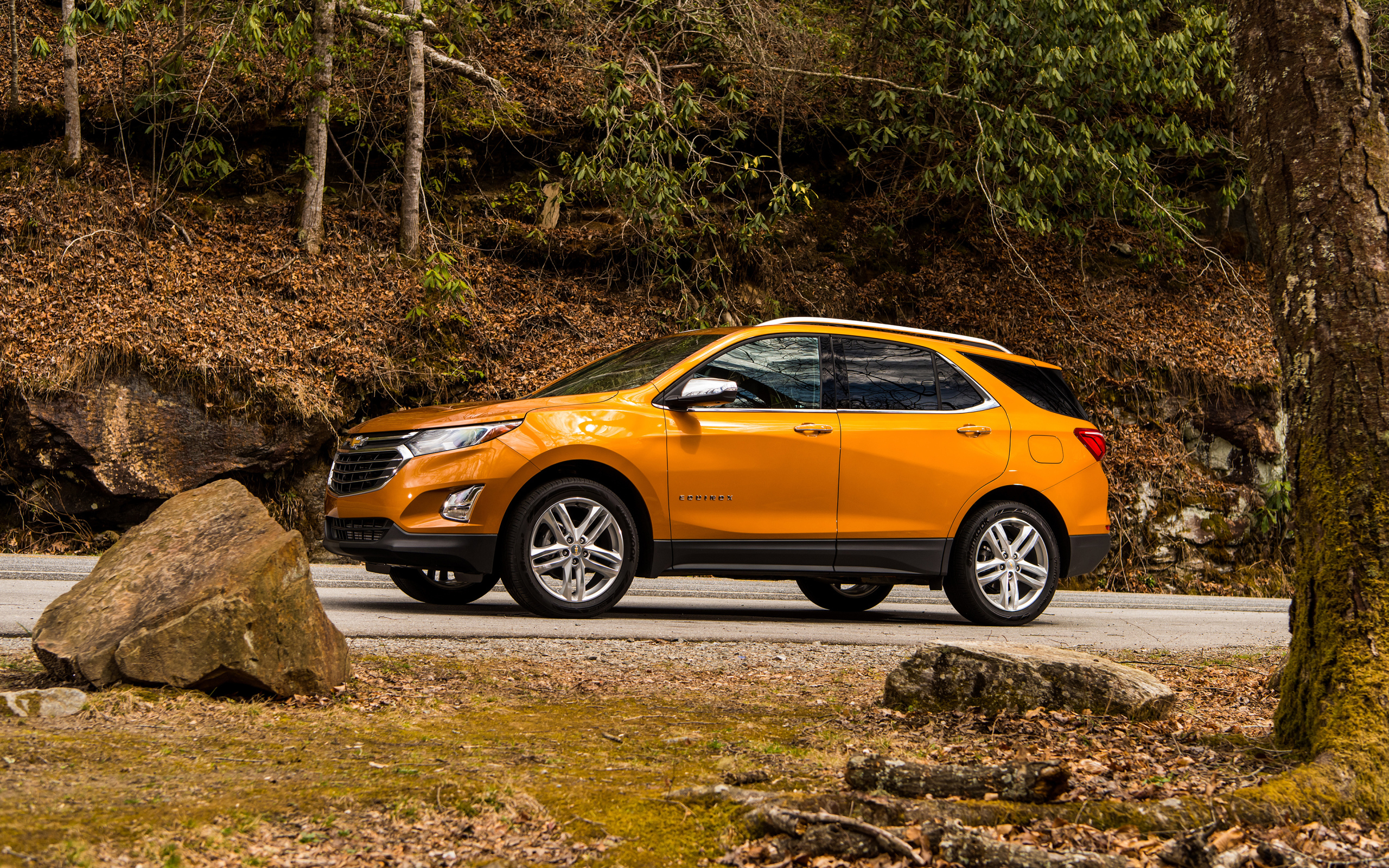 Оранжевый автомобиль Chevrolet Equinox вид сбоку 