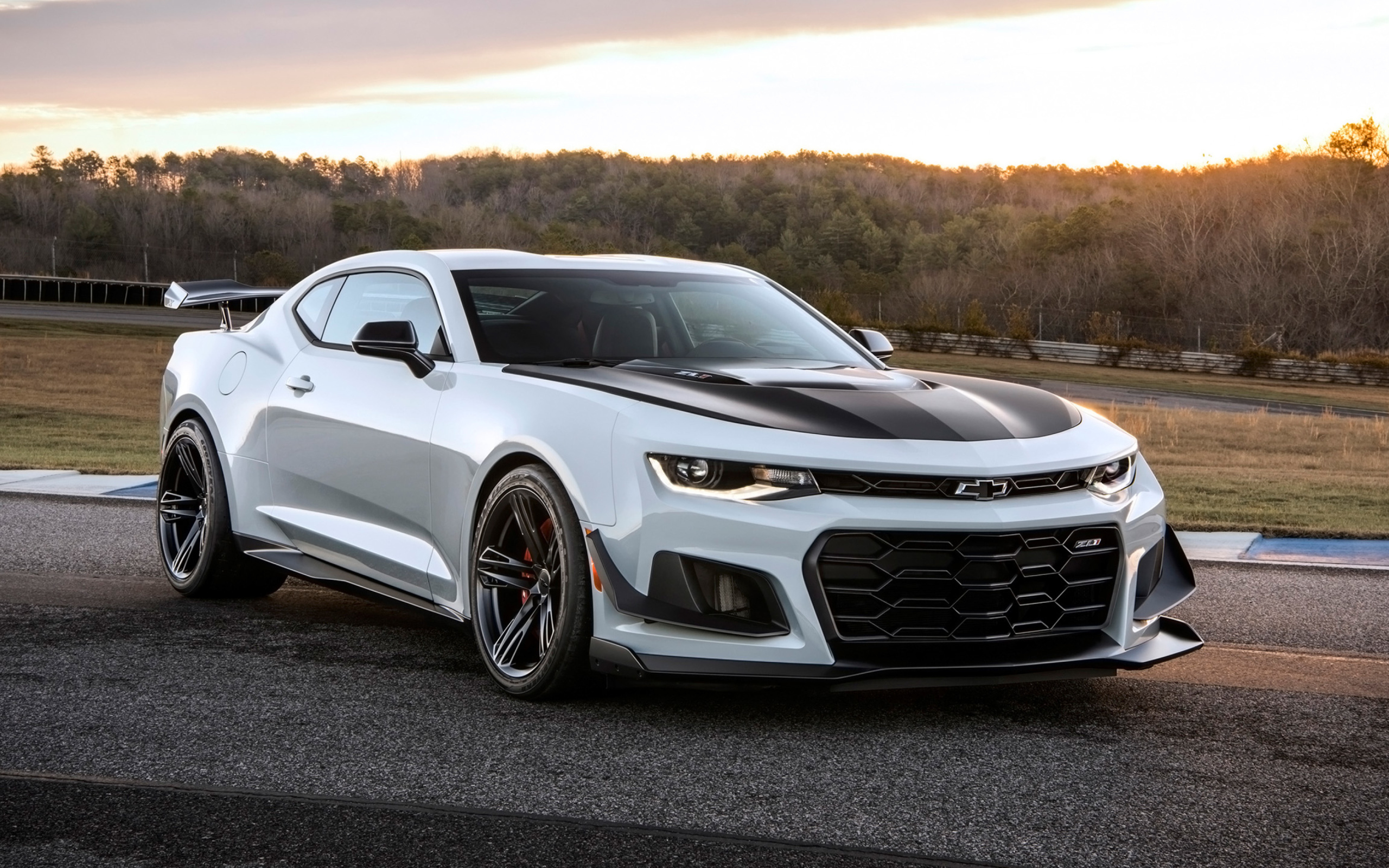 Автомобиль Chevrolet Camaro ZL1  на фоне закатного неба