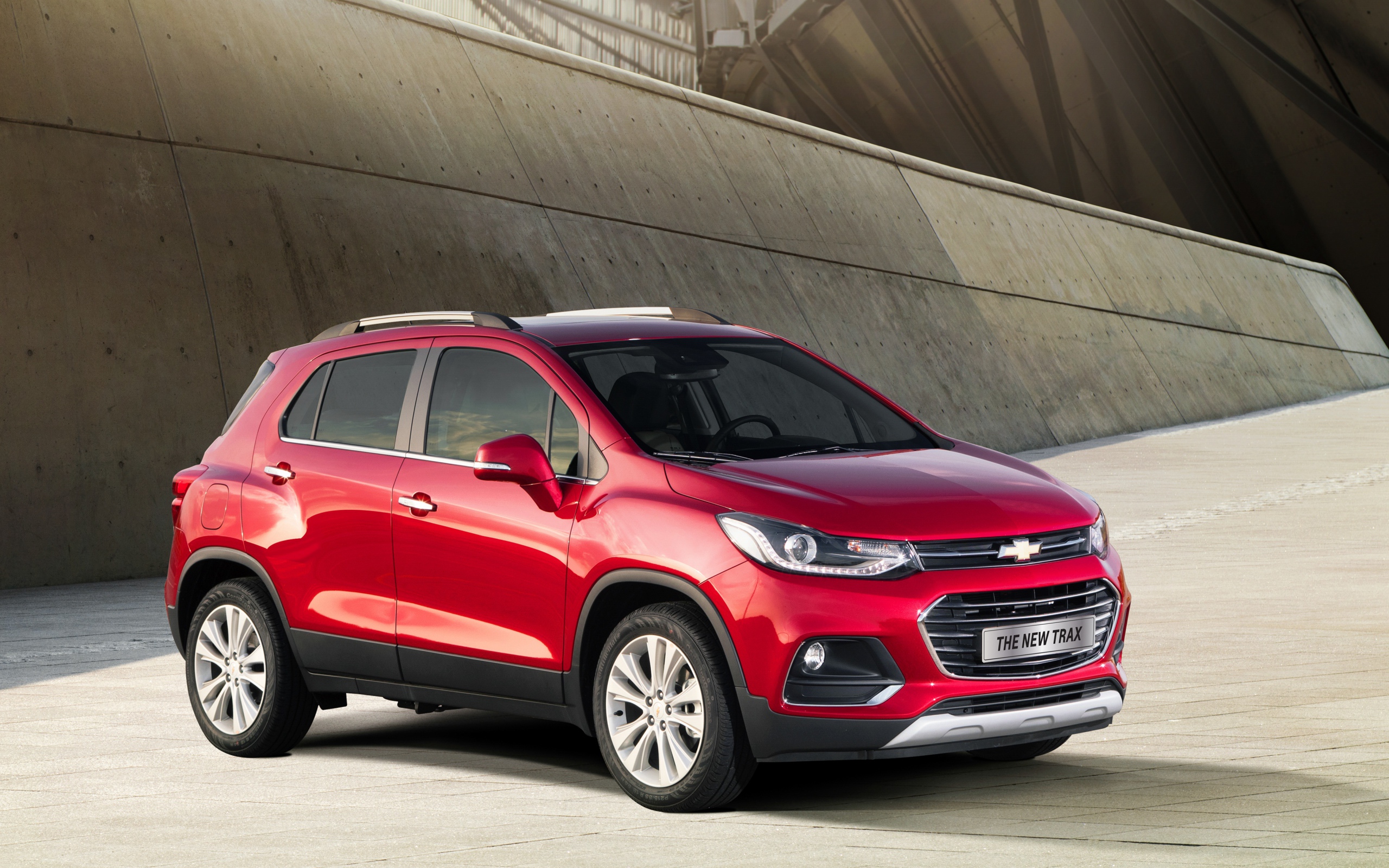 Красный автомобиль внедорожник Chevrolet  Trax, 2017