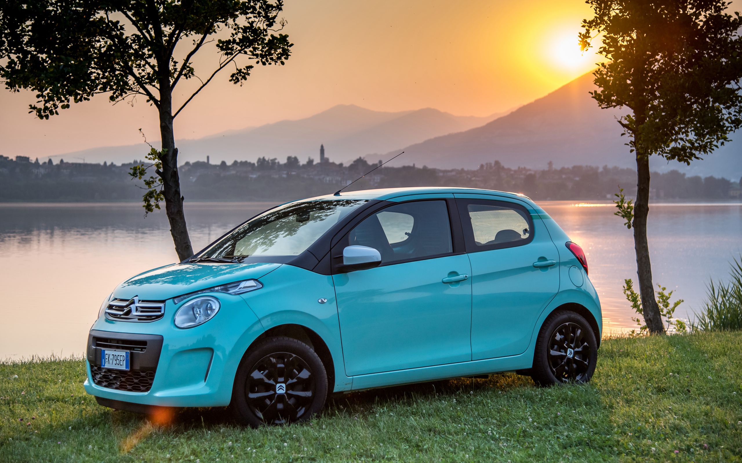 Голубой автомобиль Citroen  C1 Pacific Edition на рассвете, 2017