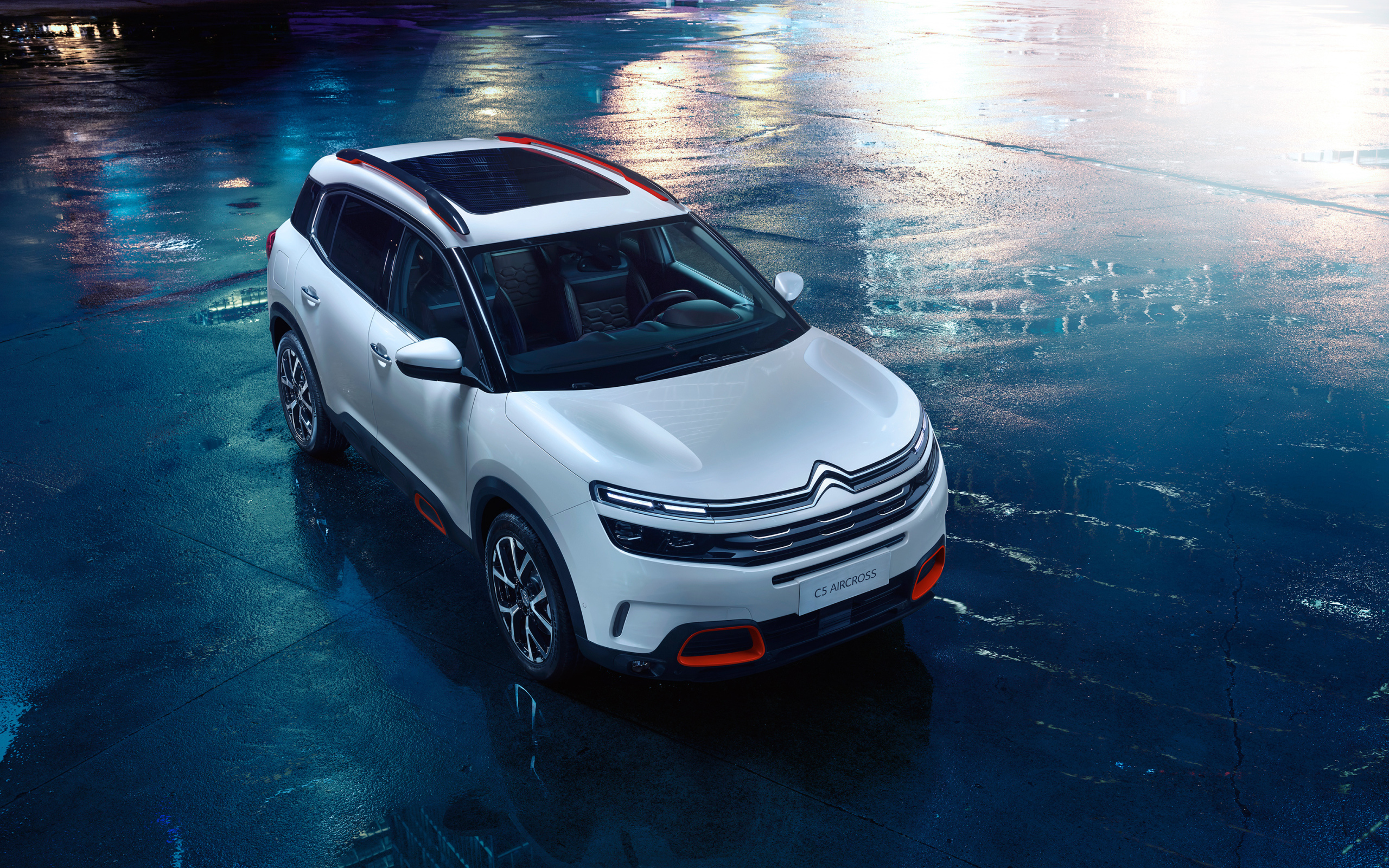 Серебристый кроссовер Citroen C5 Aircross на мокром асфальте