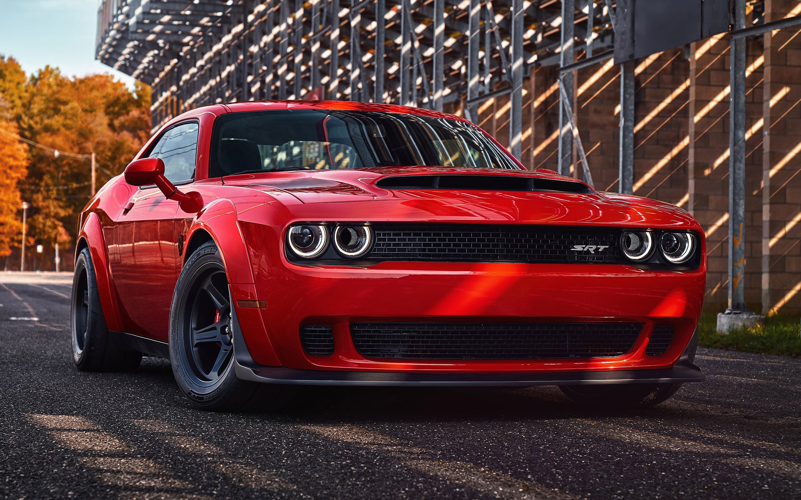 Красный автомобиль Dodge Challenger SRT Demon, 2018 