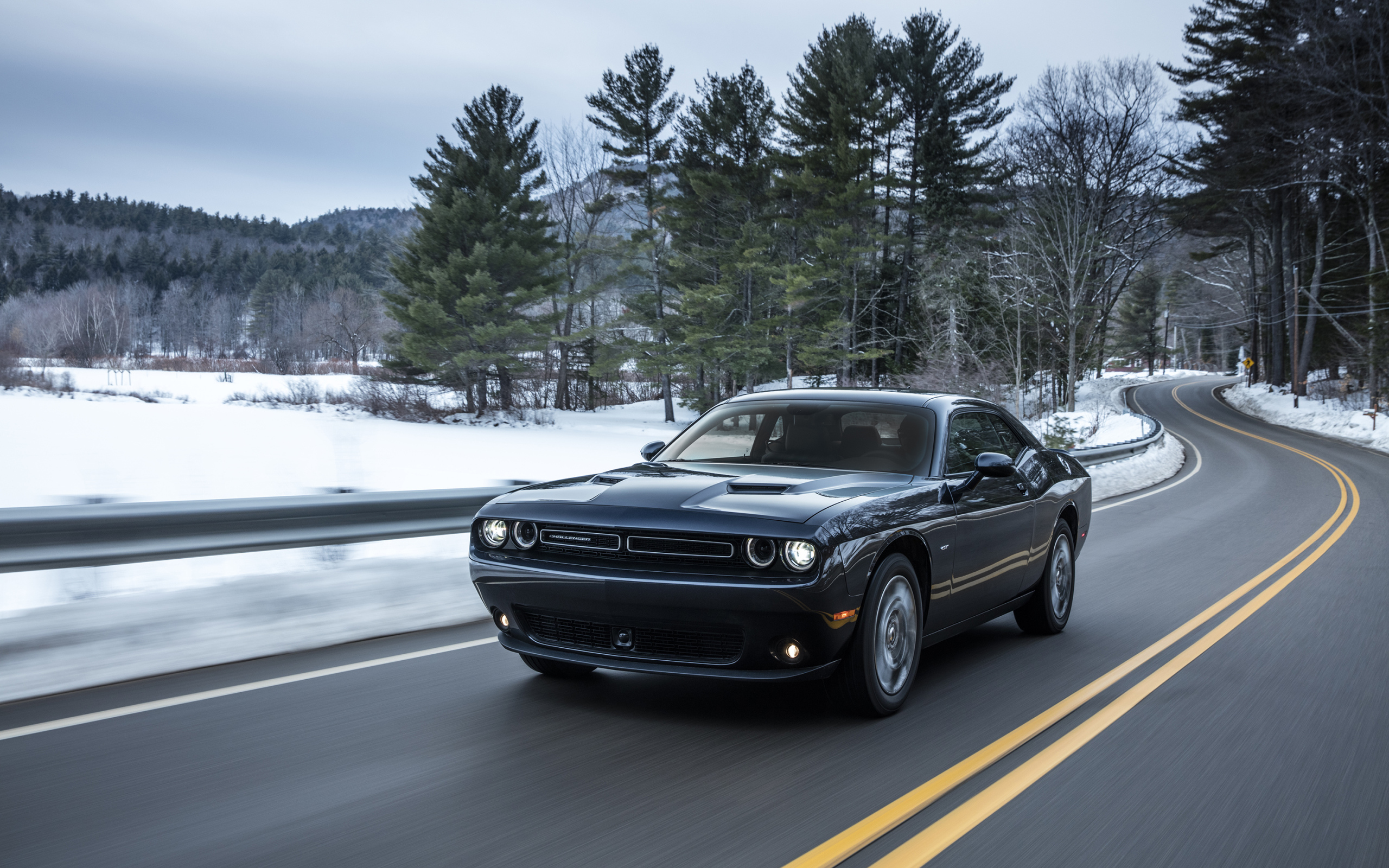 Черный автомобиль Dodge Challenger GT AWD, 2017 на трассе 