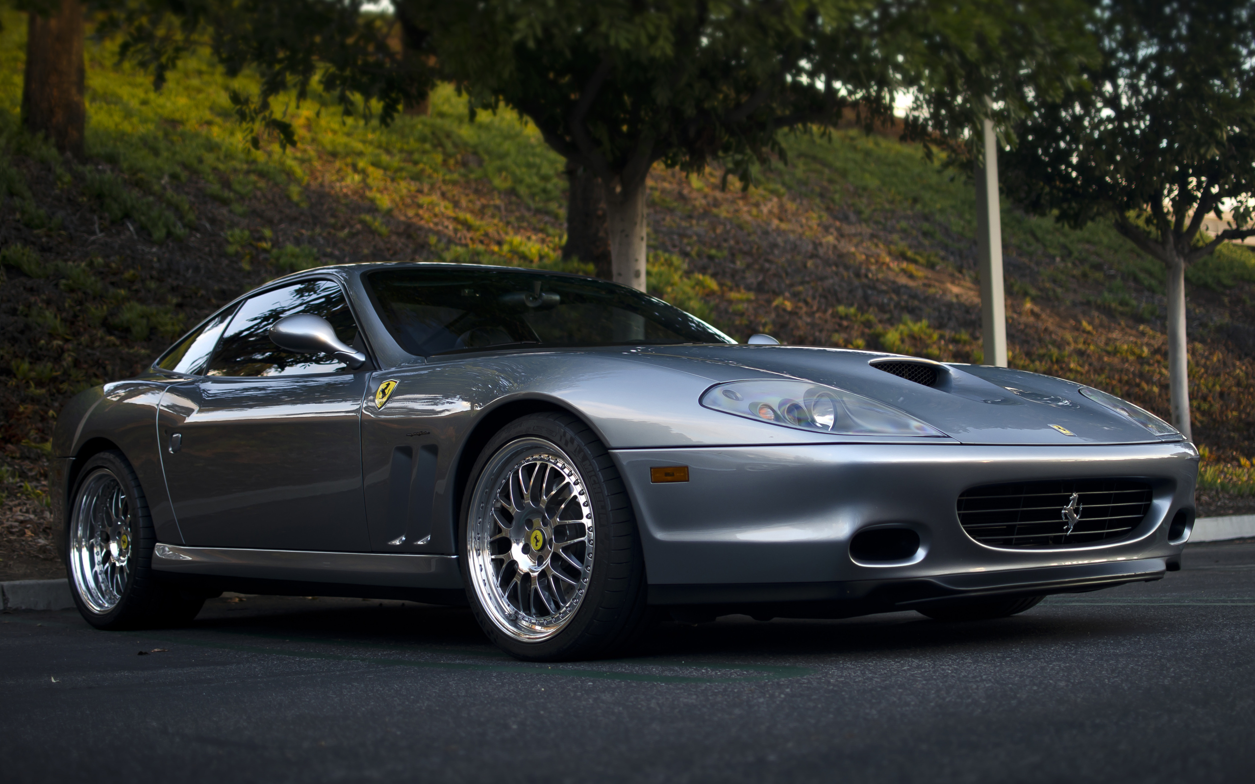 Серебристый автомобиль Ferrari 575M Maranello 