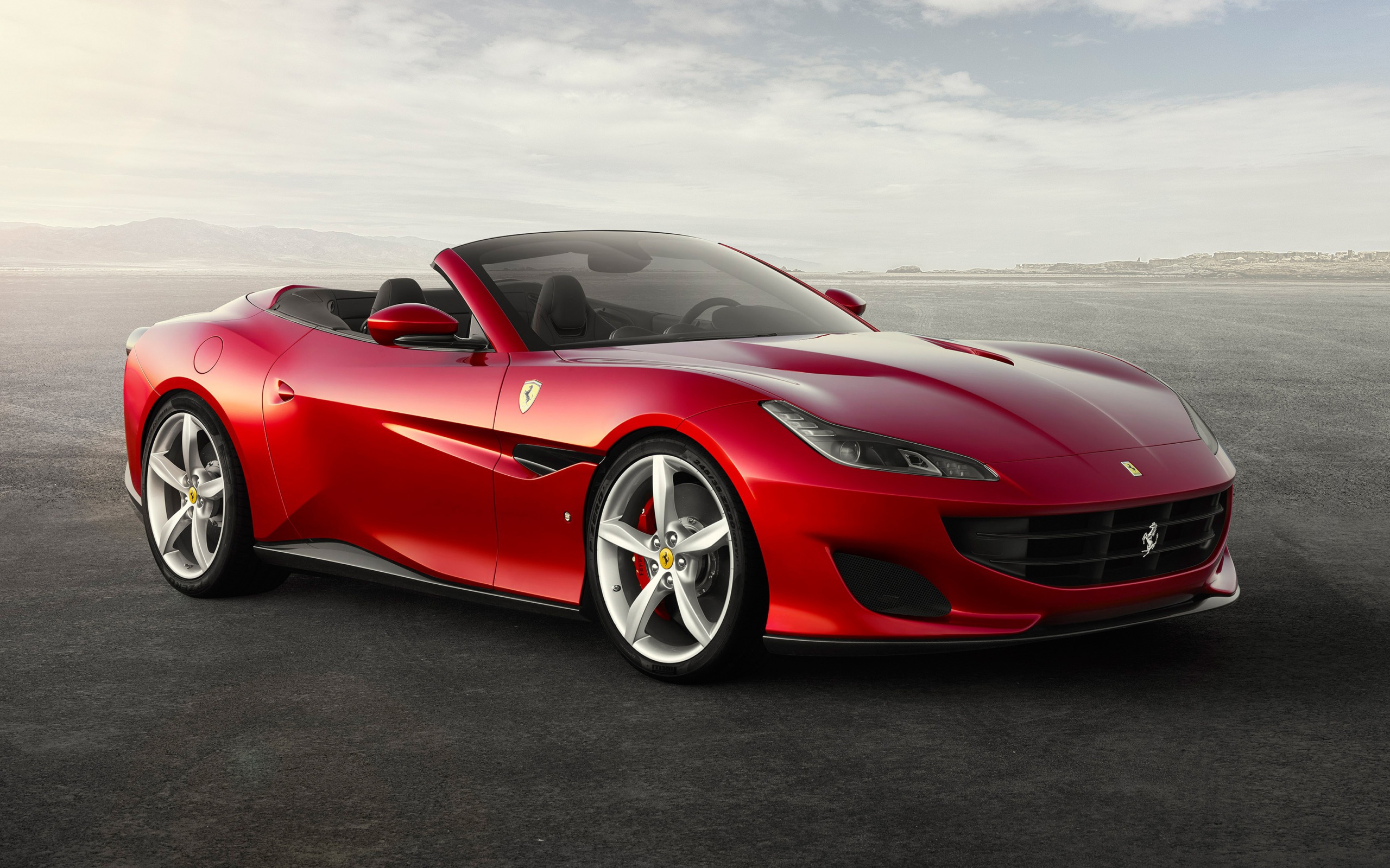 Красный спортивный автомобиль кабриолет Ferrari 812 Superfast