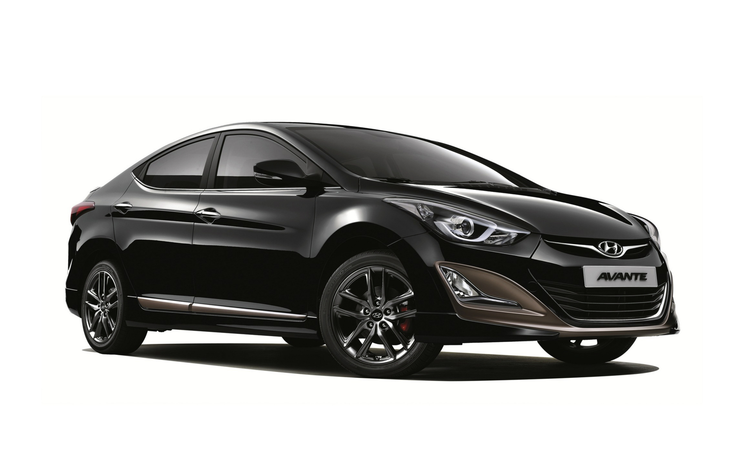 Черный автомобиль Hyundai Elantra на белом фоне