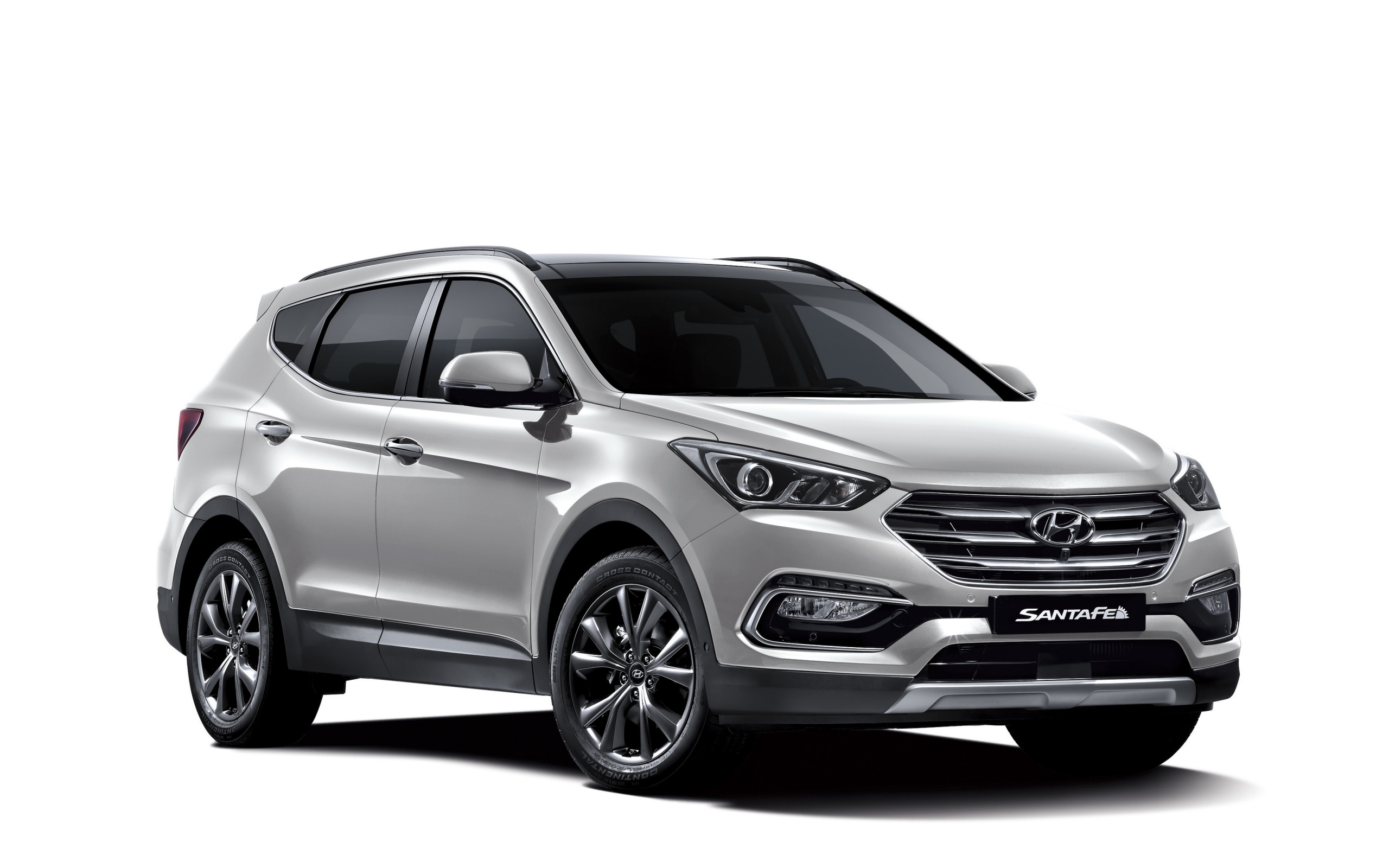 Серебристый автомобиль Hyundai Santa Fe  на белом фоне