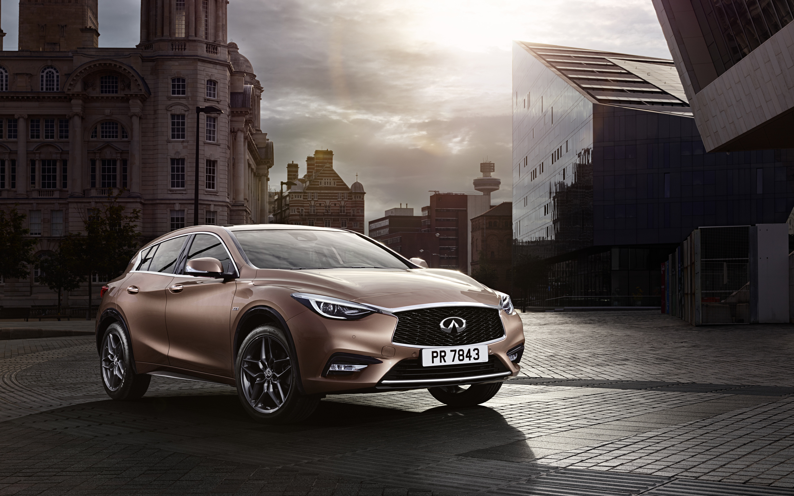 Автомобиль Infiniti Q30 в городе 