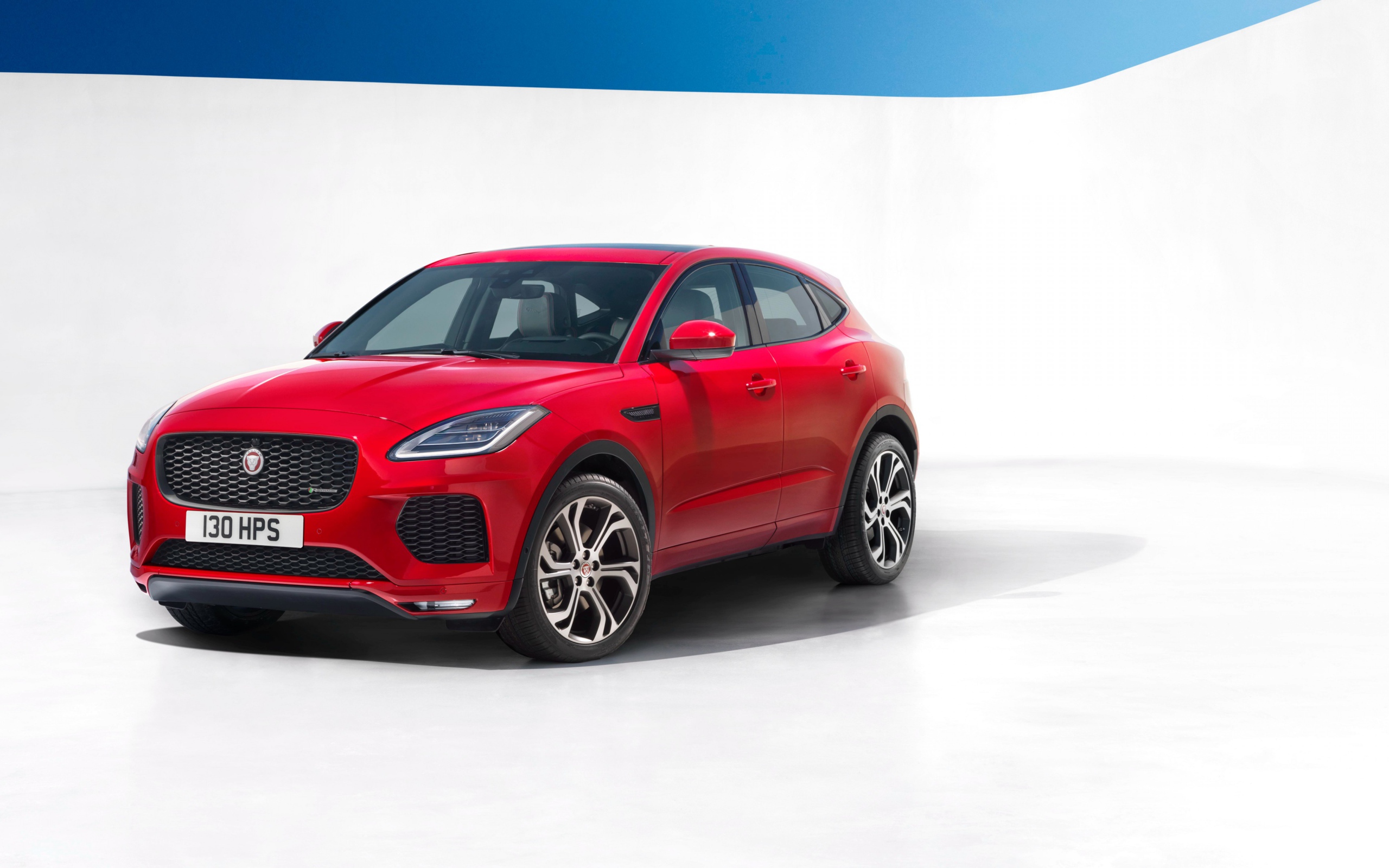 Стильный красный автомобиль  Jaguar E-Pace, 2018
