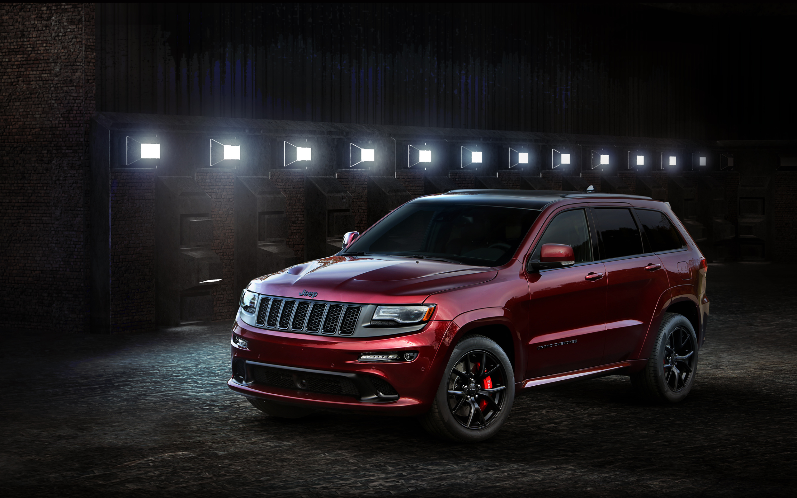 Красный автомобиль Jeep Grand Cherokee